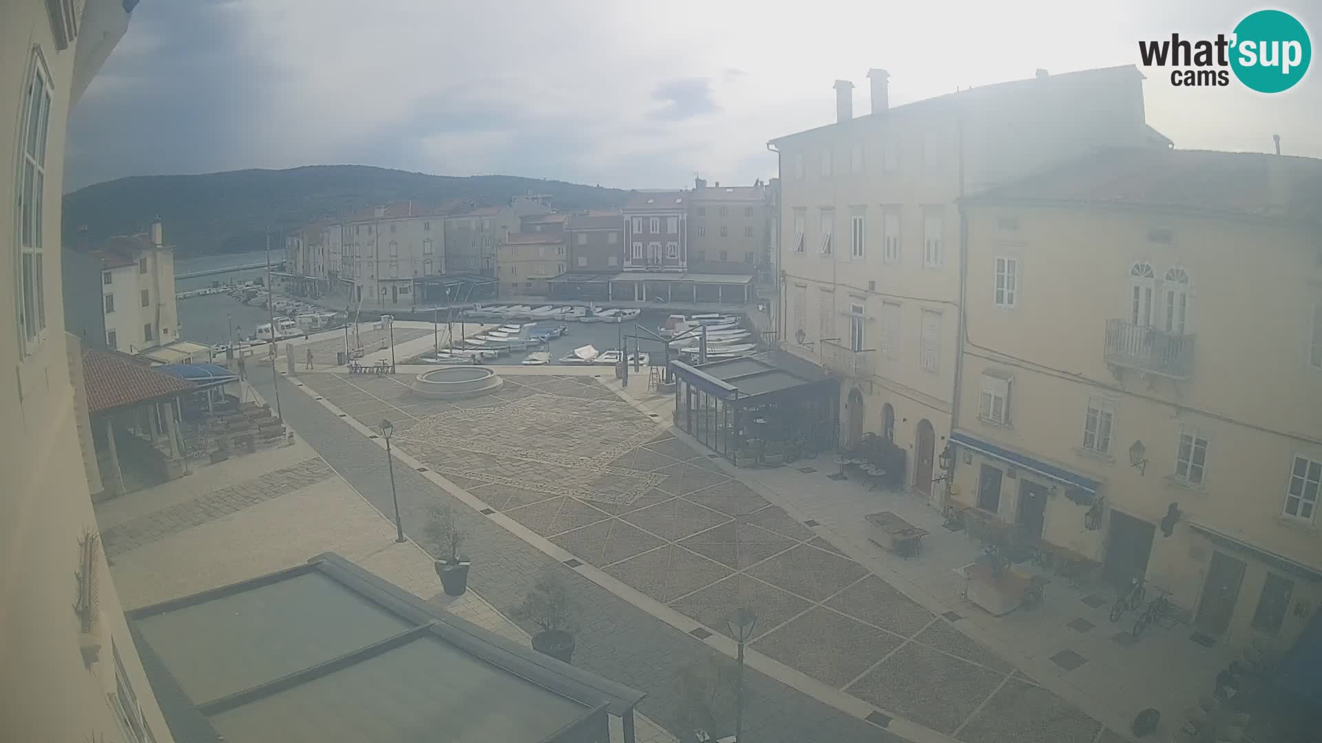 Web kamera Grad Cres – glavni trg i “mandrač” – otok Cres