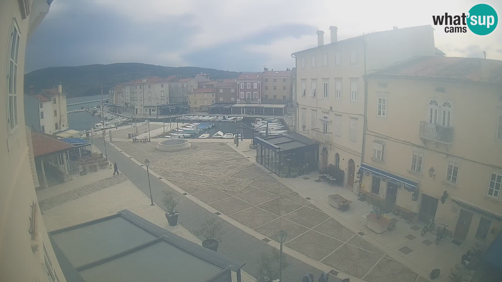 LIVE cam Cres city – place principale et “mandrač” – île de Cres – Croatie