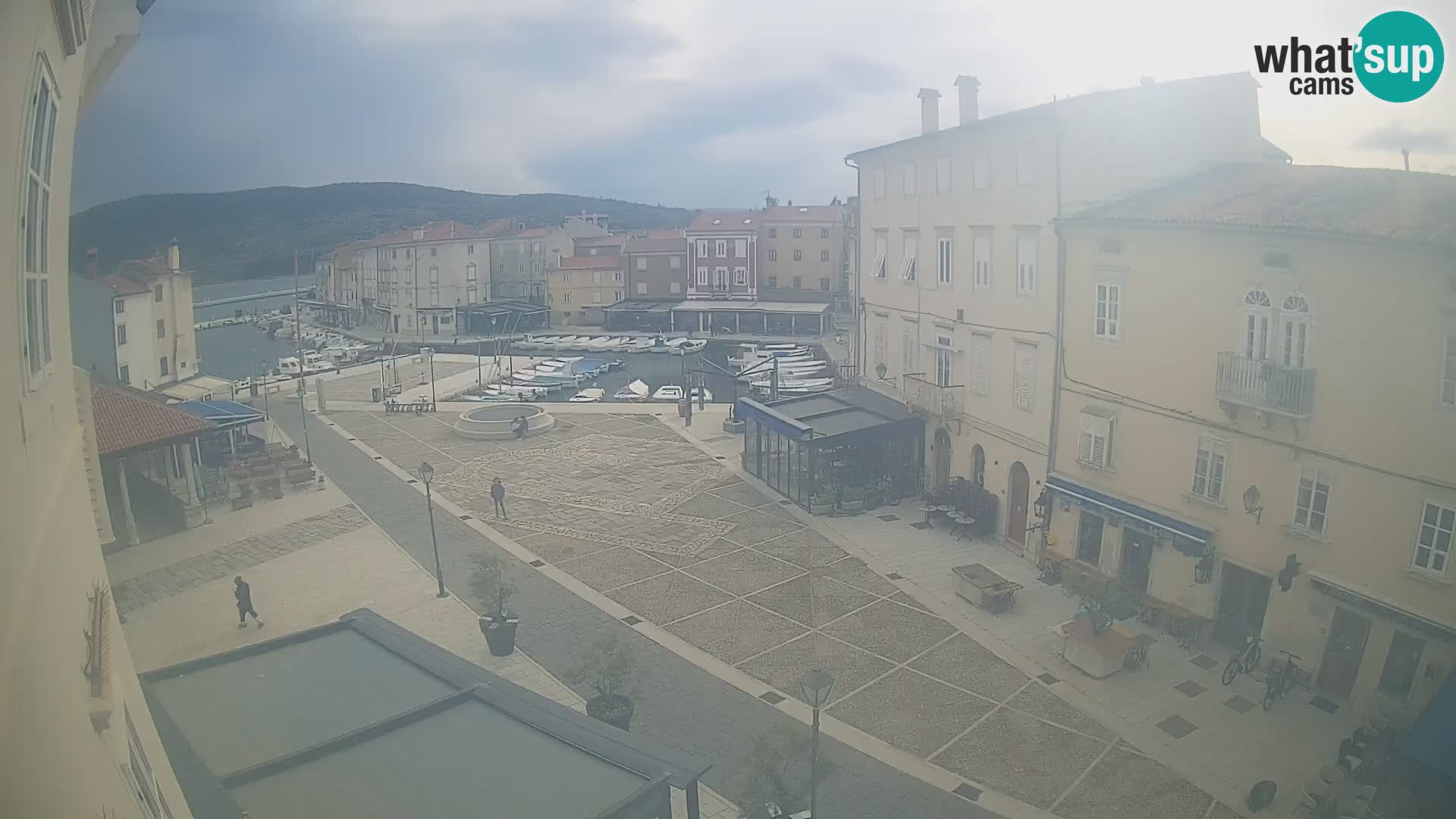 LIVE cam Cres city – place principale et “mandrač” – île de Cres – Croatie