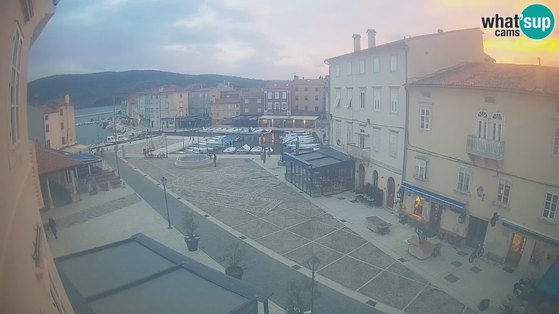 Kamera v ŽIVO Cres mesto – glavni trg in “mandrač” – otok Cres – Hrvaška