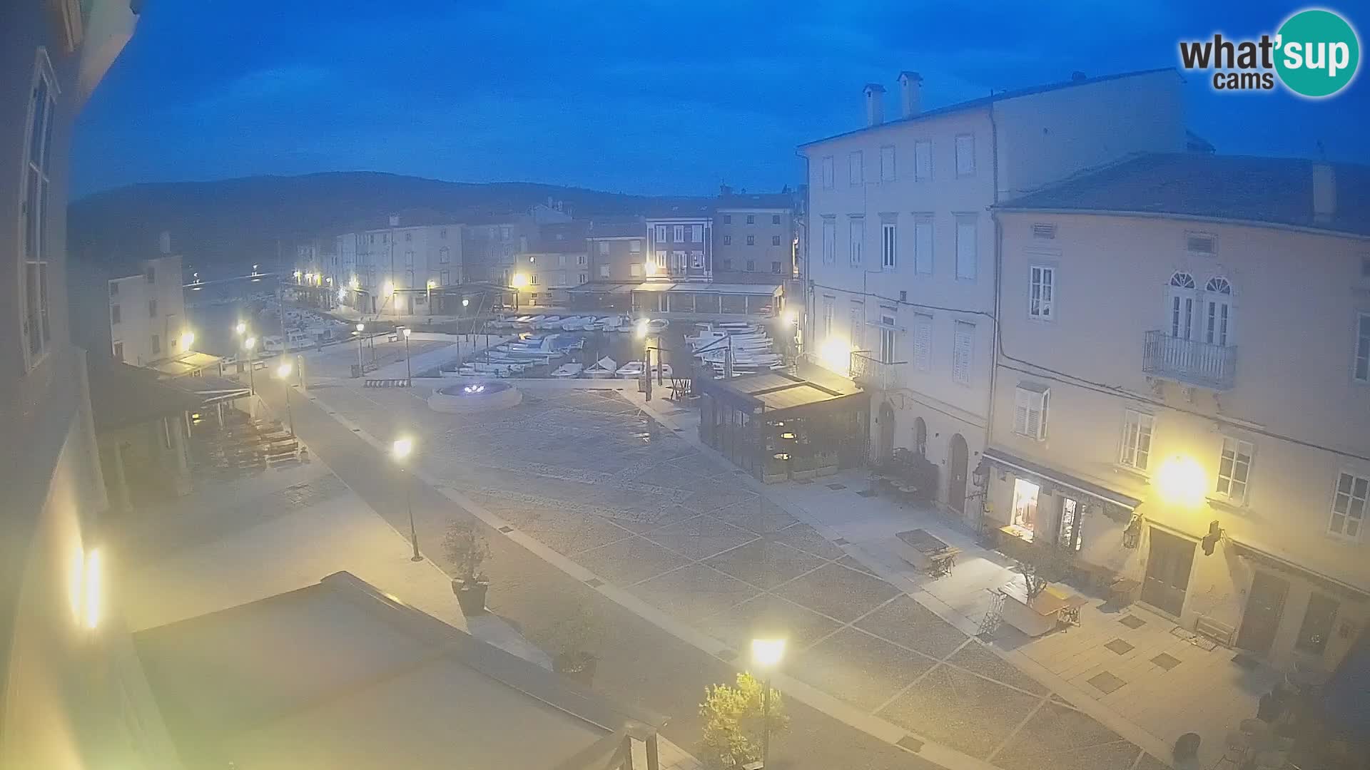 LIVE cam Cres city – place principale et “mandrač” – île de Cres – Croatie