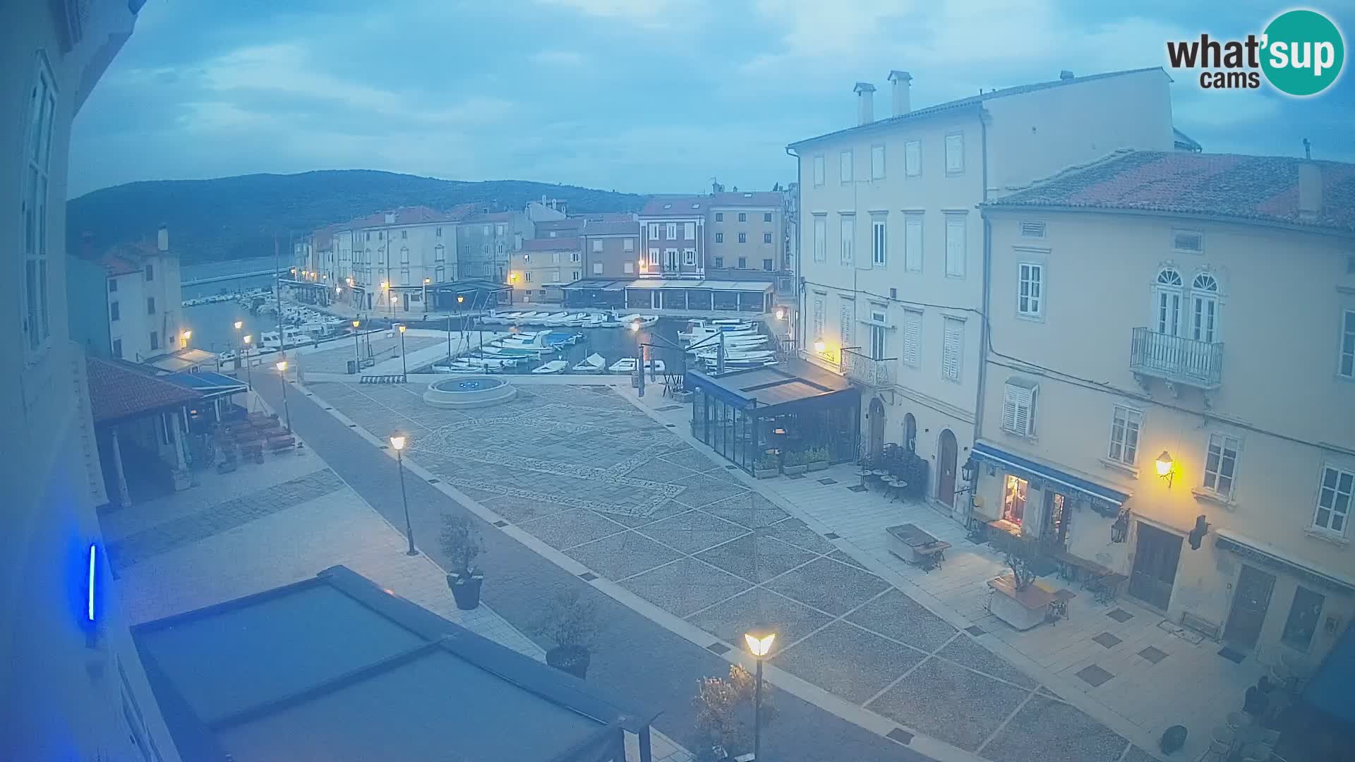 Cámara en vivo ciudad de Cres – plaza principal y “mandrač” – isla de Cres – Croacia