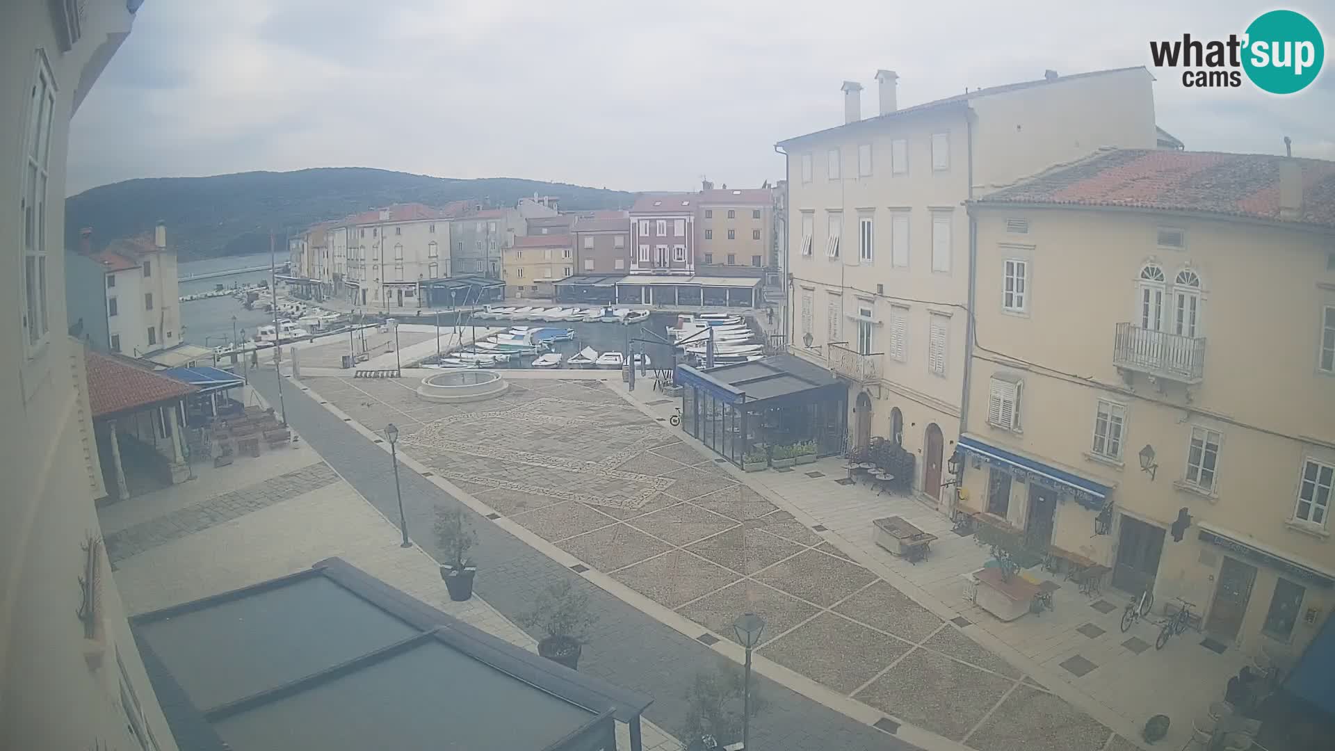 LIVE cam Cres city – place principale et “mandrač” – île de Cres – Croatie