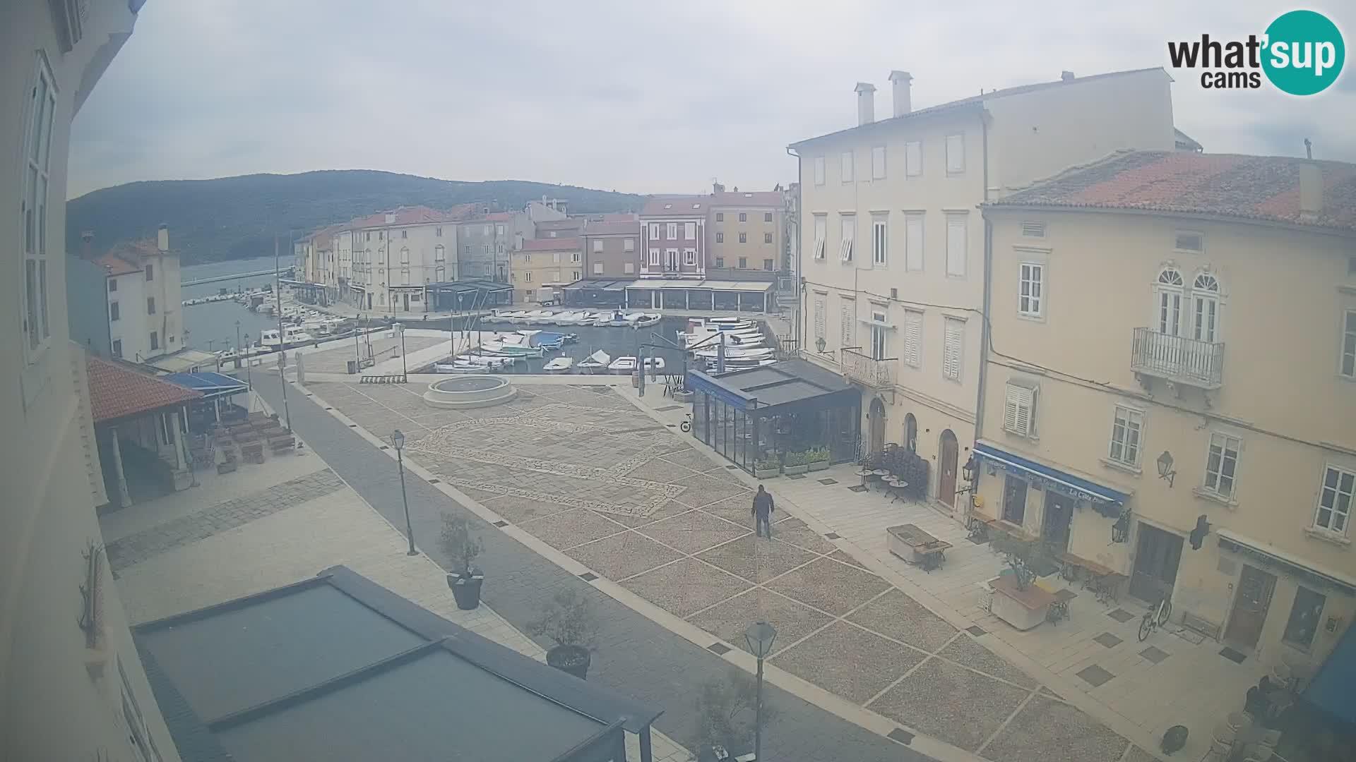 LIVE cam Cres city – place principale et “mandrač” – île de Cres – Croatie