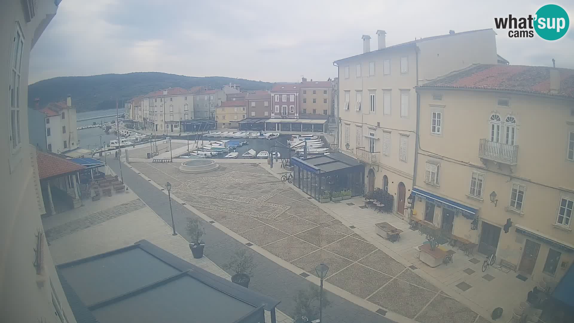 Cámara en vivo ciudad de Cres – plaza principal y “mandrač” – isla de Cres – Croacia