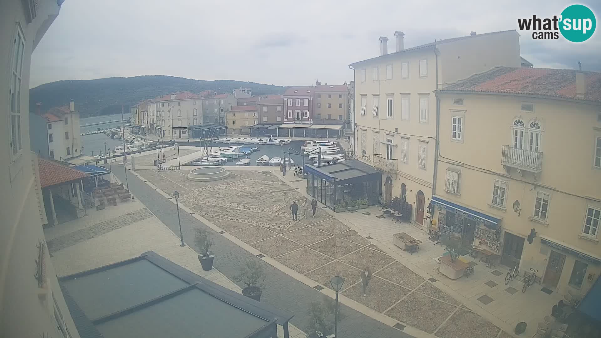 LIVE cam Cres city – place principale et “mandrač” – île de Cres – Croatie
