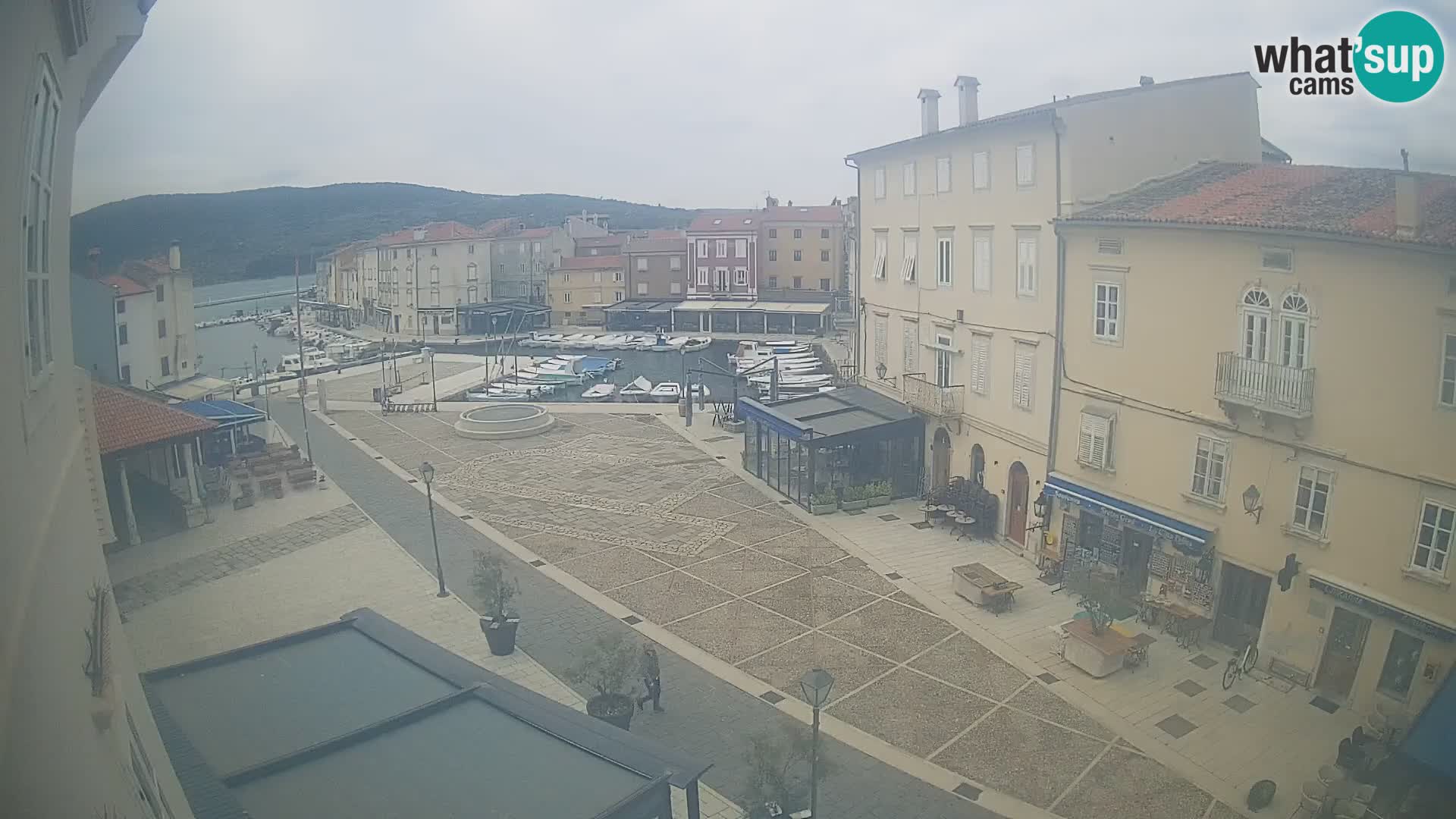 LIVE cam Cres city – place principale et “mandrač” – île de Cres – Croatie