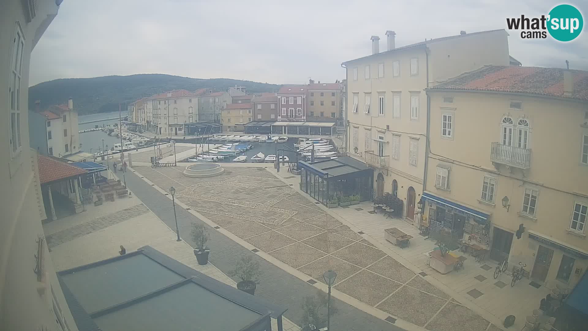 Web kamera Grad Cres – glavni trg i “mandrač” – otok Cres