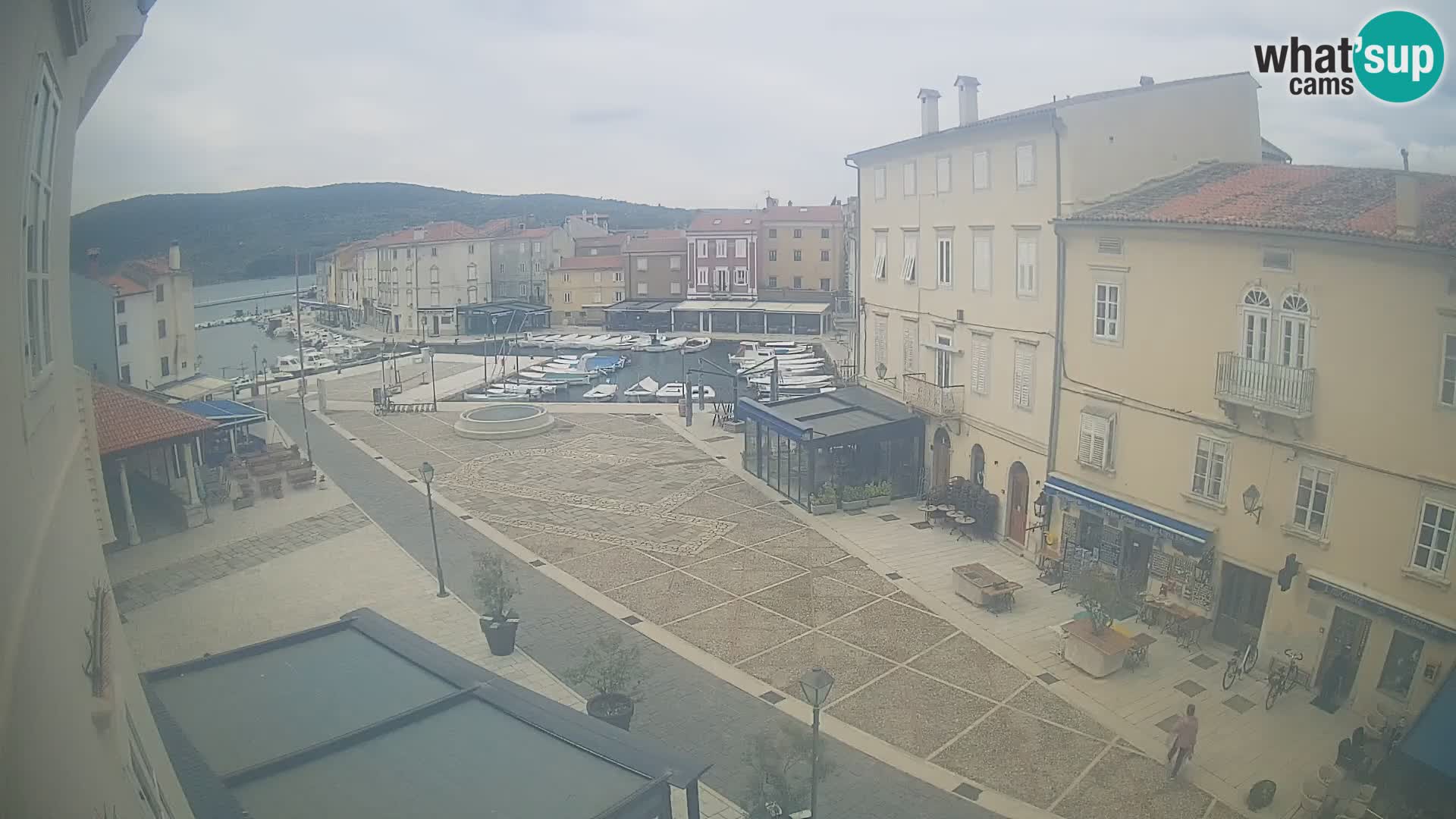 LIVE cam Cres city – place principale et “mandrač” – île de Cres – Croatie