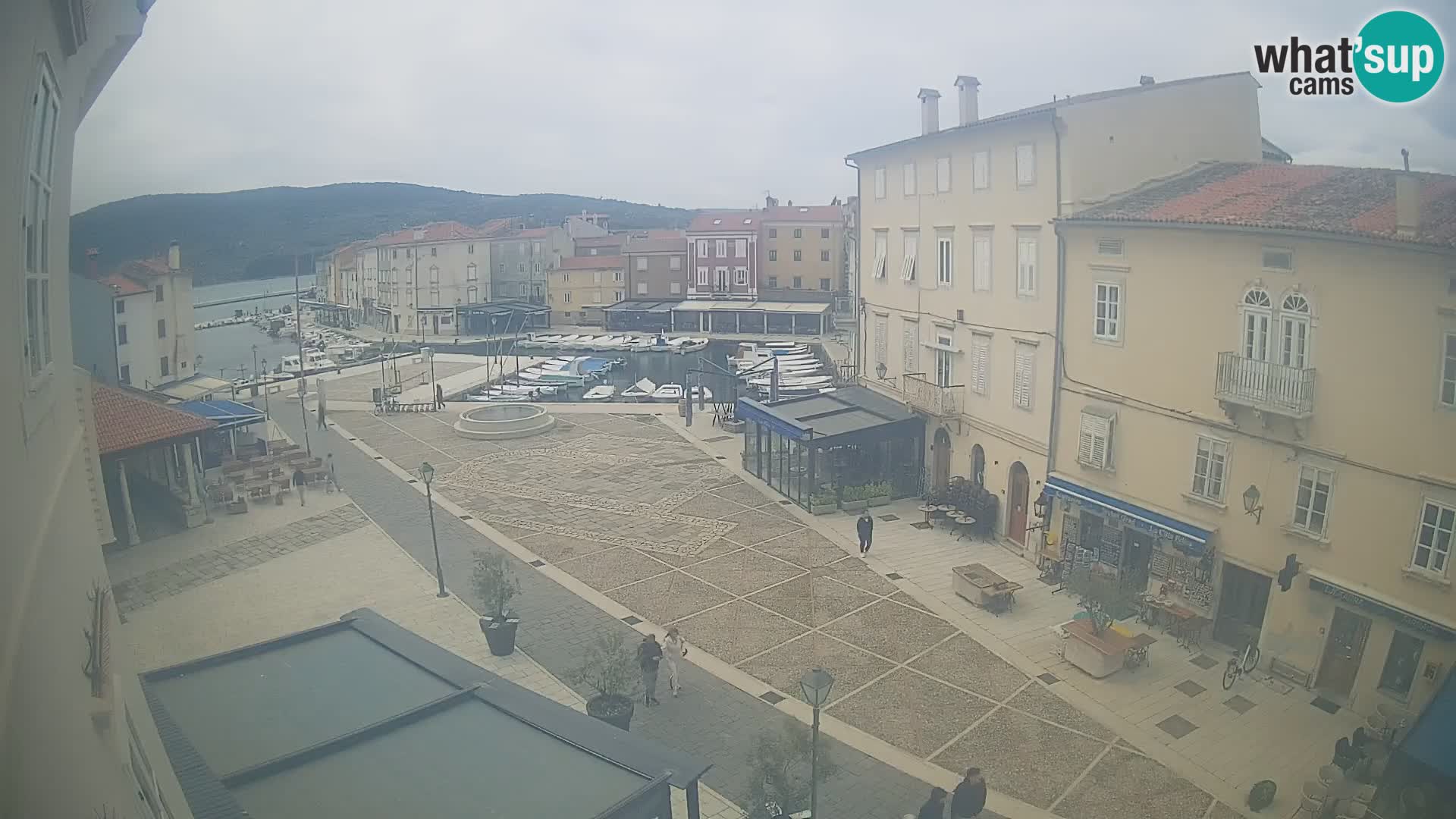 LIVE cam Cres city – place principale et “mandrač” – île de Cres – Croatie