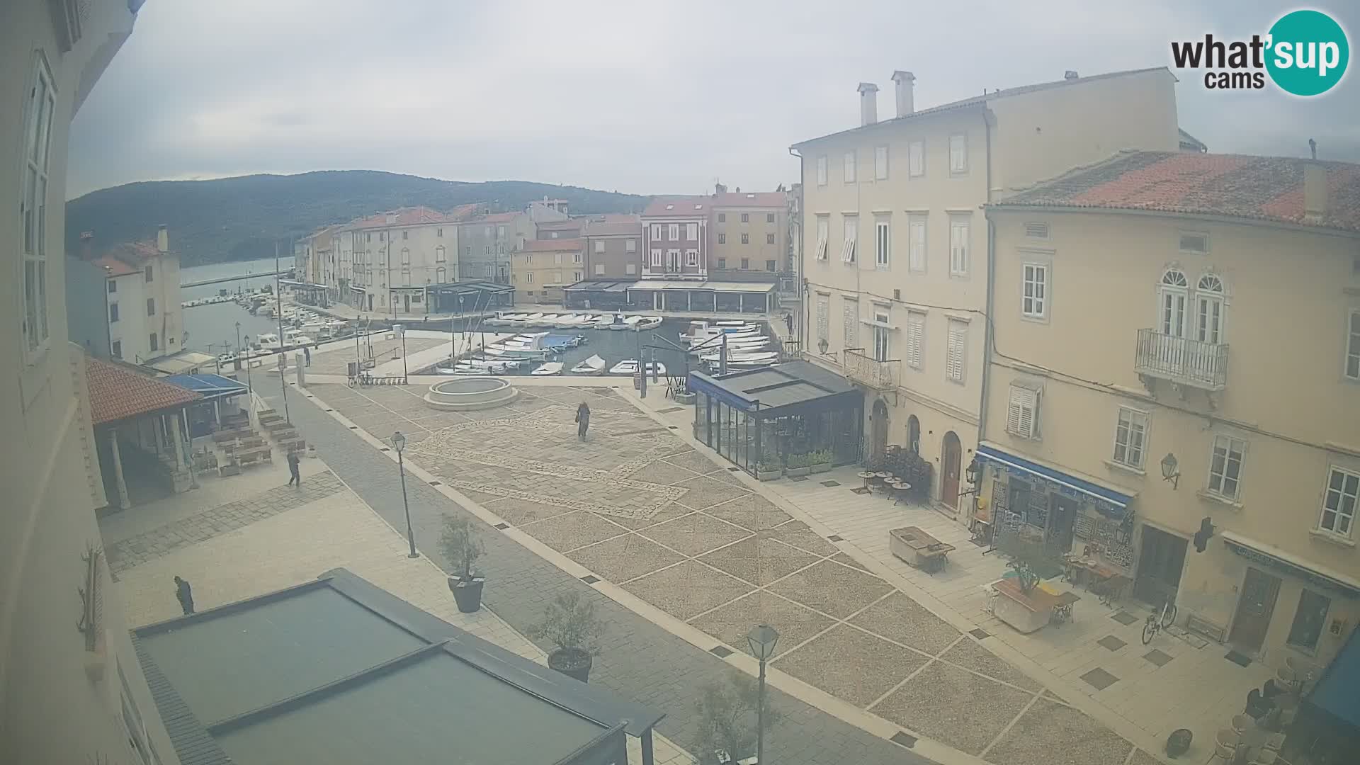 V ŽIVO spletna kamera Cres mesto – glavni trg in “mandrač” – otok Cres – Hrvaška