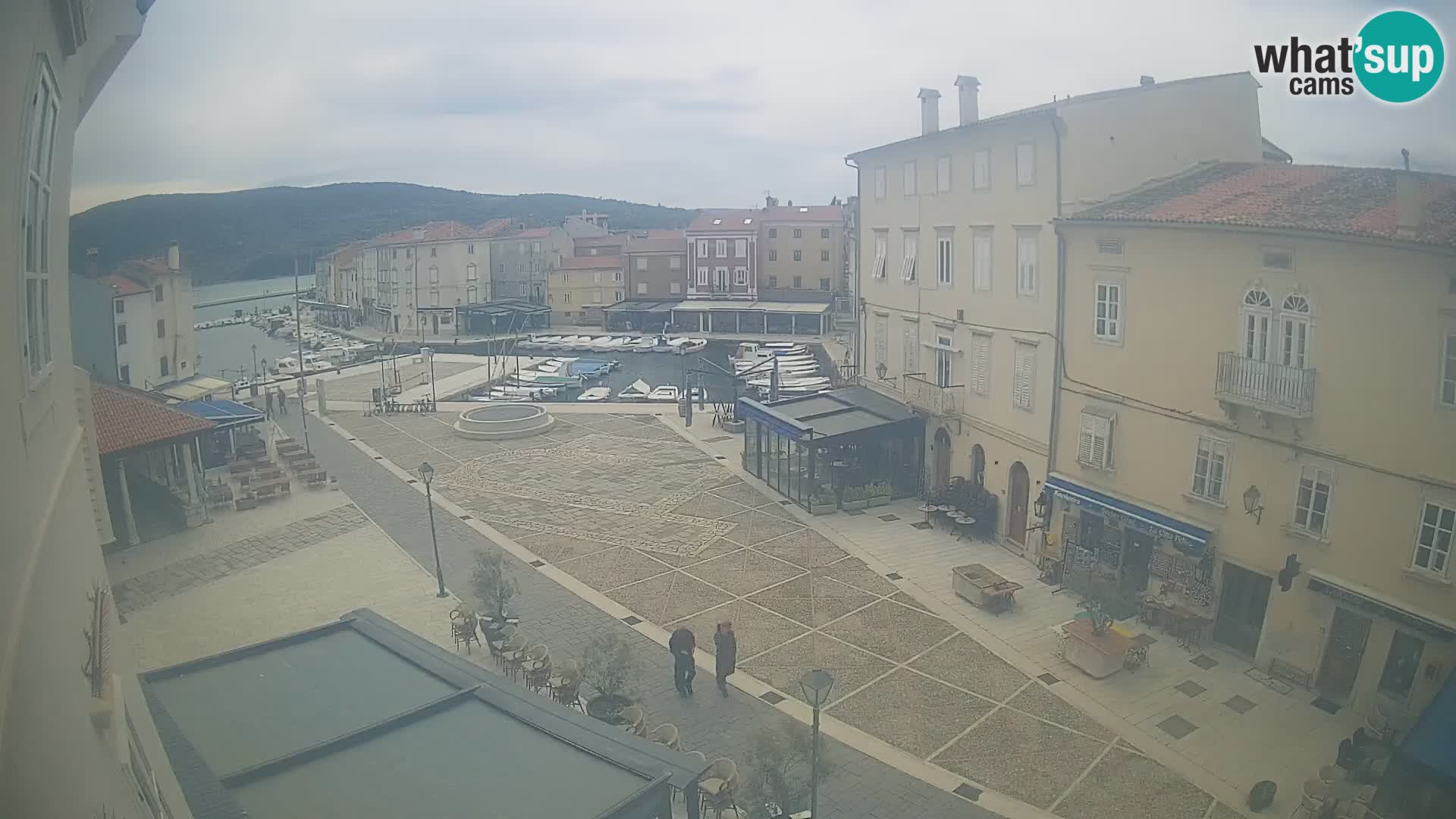 Kamera v ŽIVO Cres mesto – glavni trg in “mandrač” – otok Cres – Hrvaška