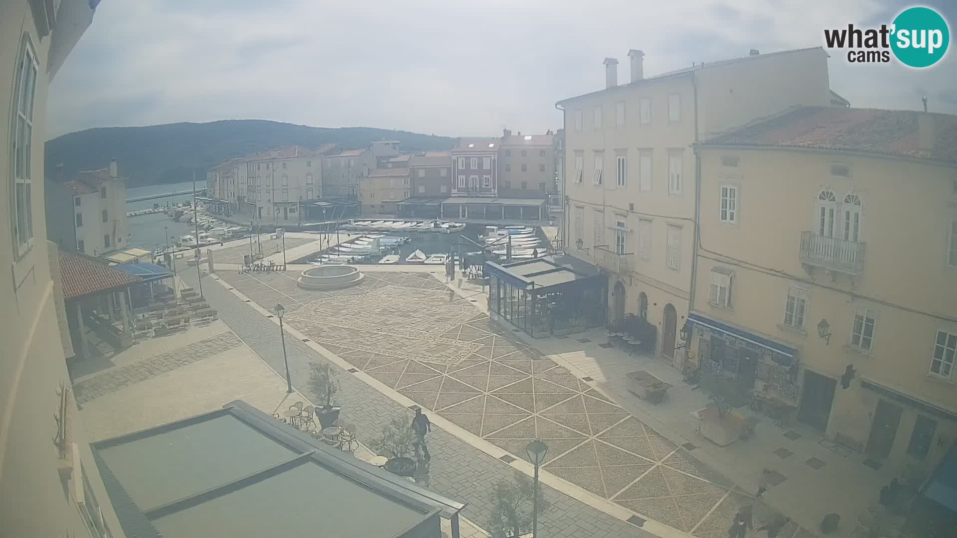 V ŽIVO spletna kamera Cres mesto – glavni trg in “mandrač” – otok Cres – Hrvaška