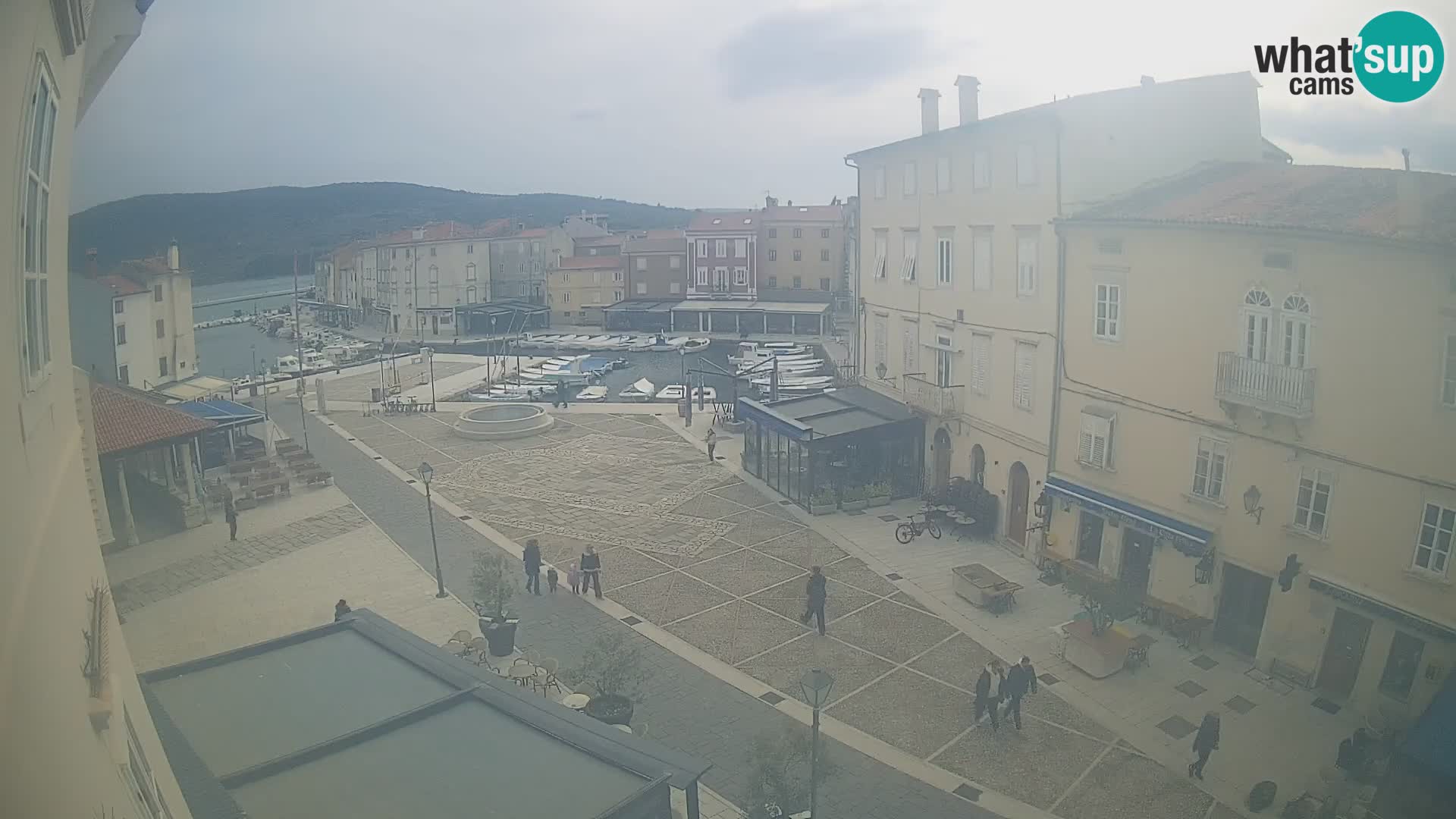V ŽIVO spletna kamera Cres mesto – glavni trg in “mandrač” – otok Cres – Hrvaška
