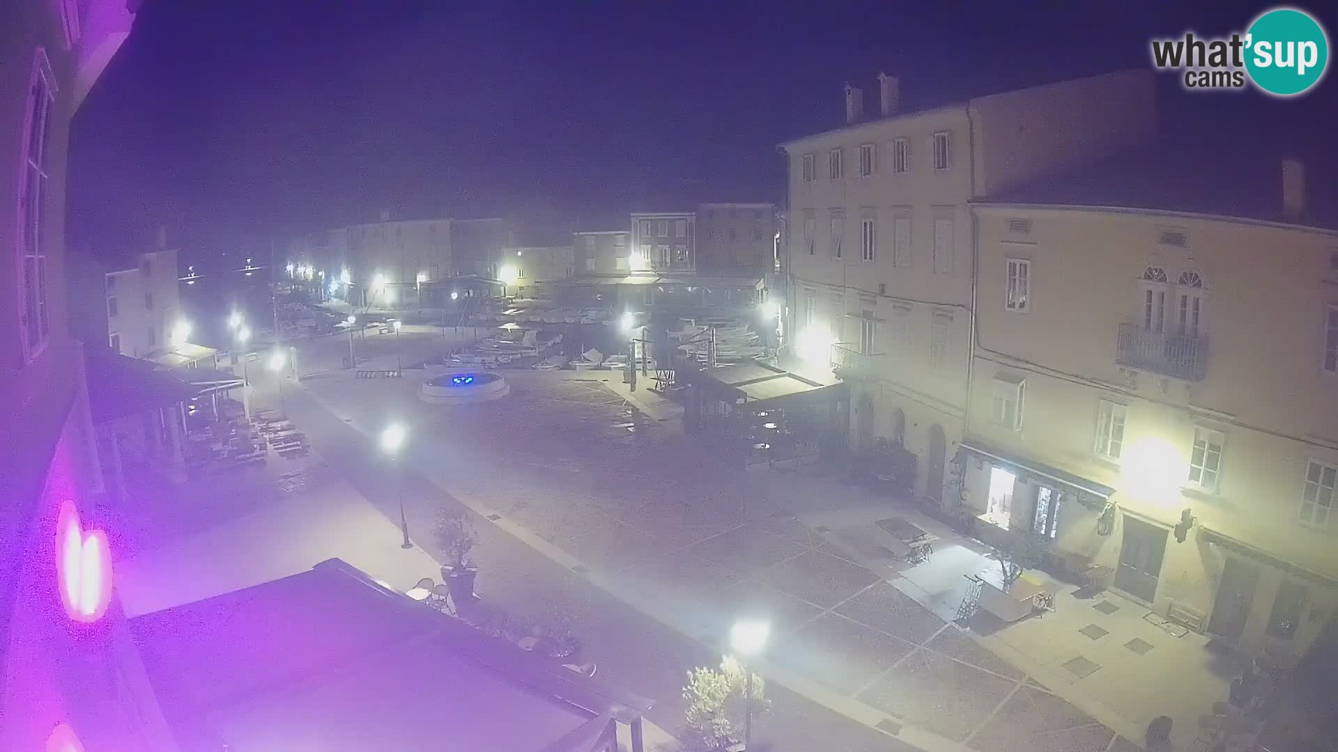 Kamera v ŽIVO Cres mesto – glavni trg in “mandrač” – otok Cres – Hrvaška