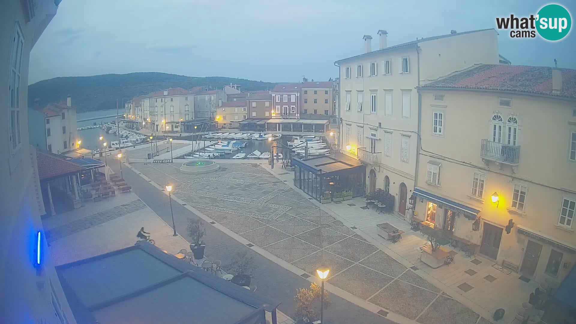 Kamera v ŽIVO Cres mesto – glavni trg in “mandrač” – otok Cres – Hrvaška