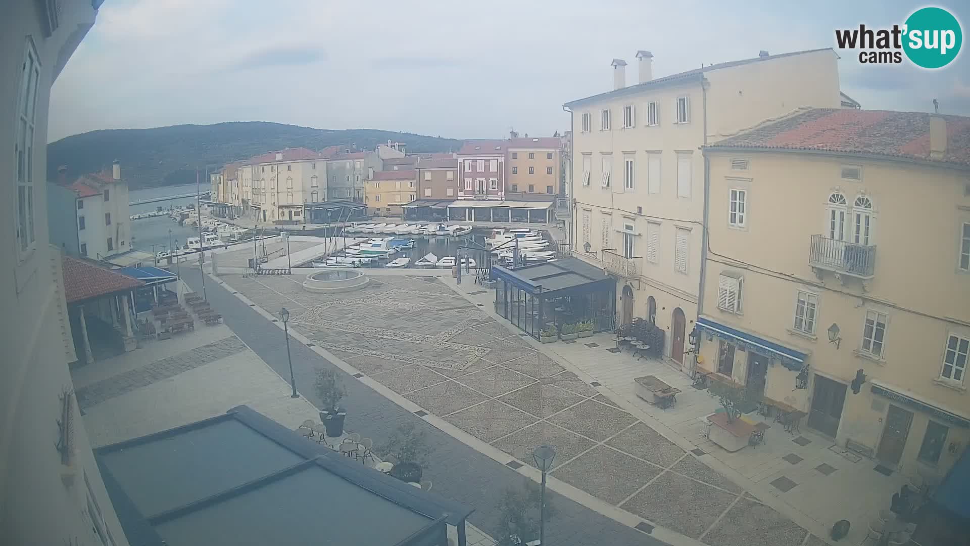Kamera v ŽIVO Cres mesto – glavni trg in “mandrač” – otok Cres – Hrvaška