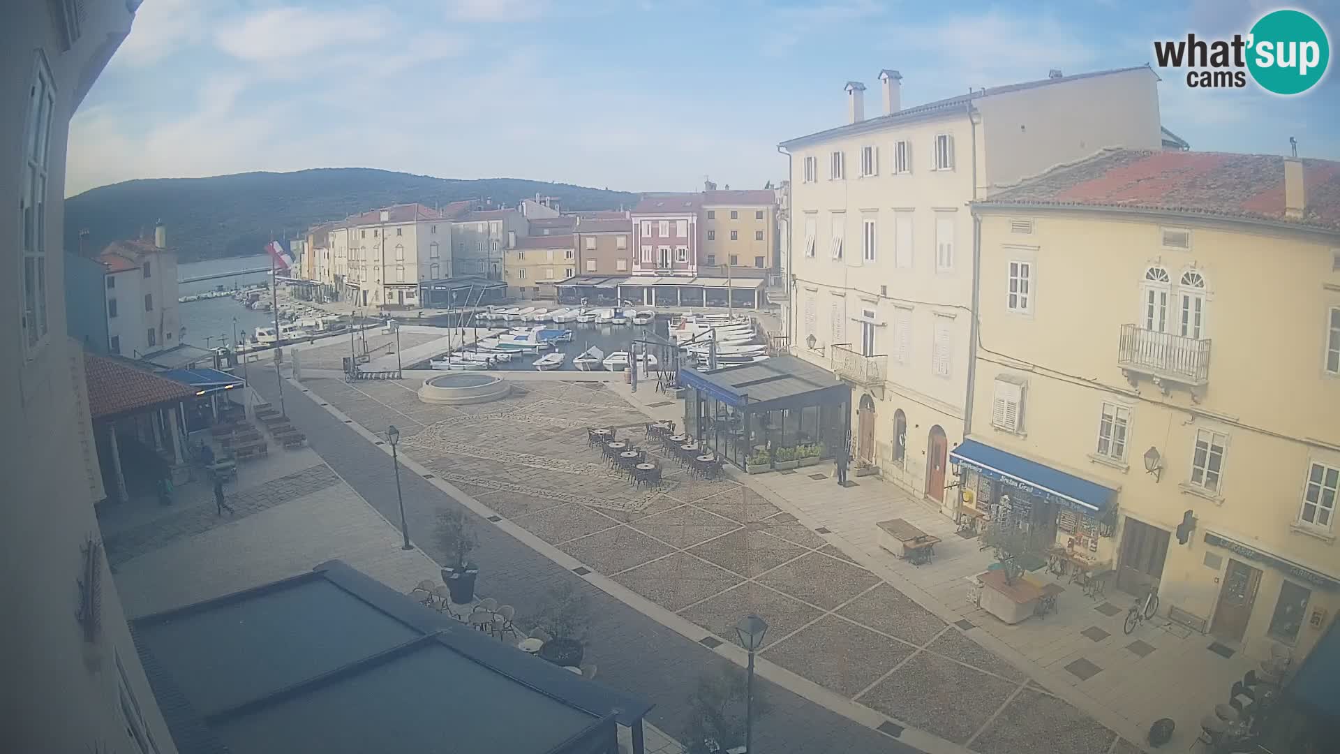 LIVE cam Cres city – place principale et “mandrač” – île de Cres – Croatie