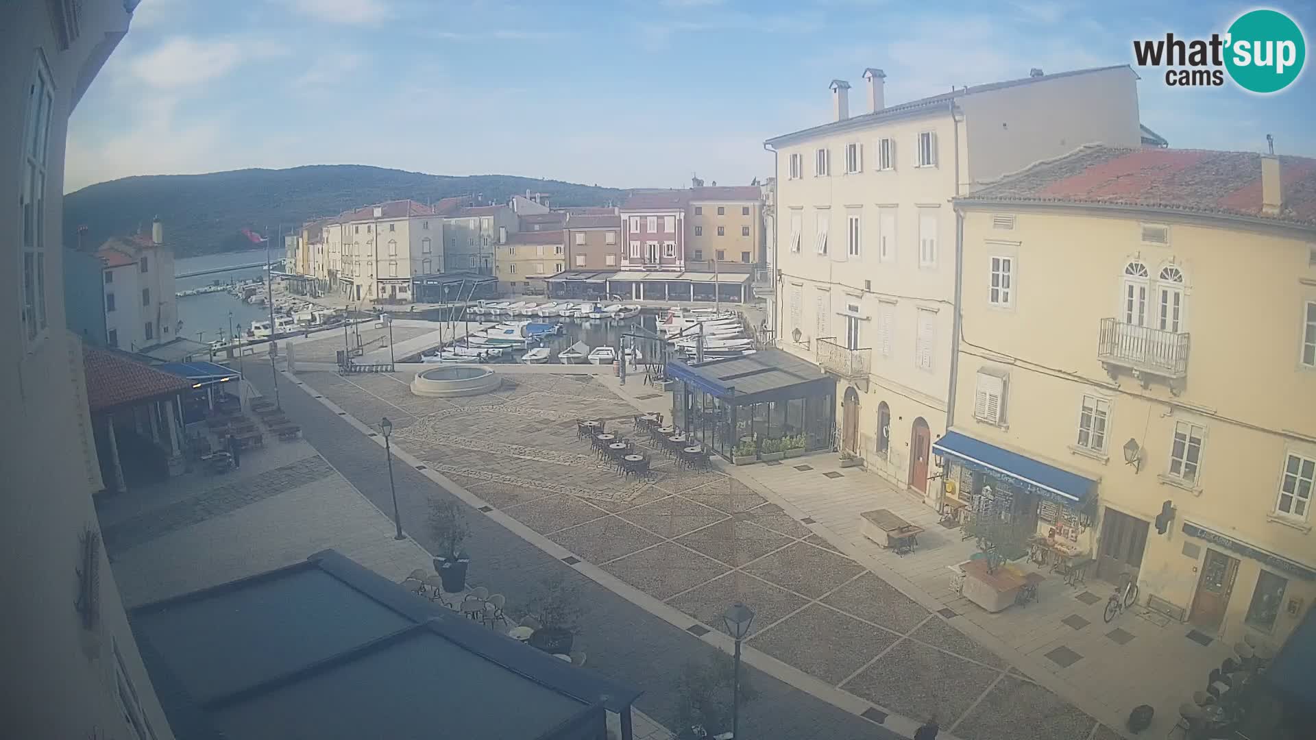 LIVE cam Cres city – place principale et “mandrač” – île de Cres – Croatie