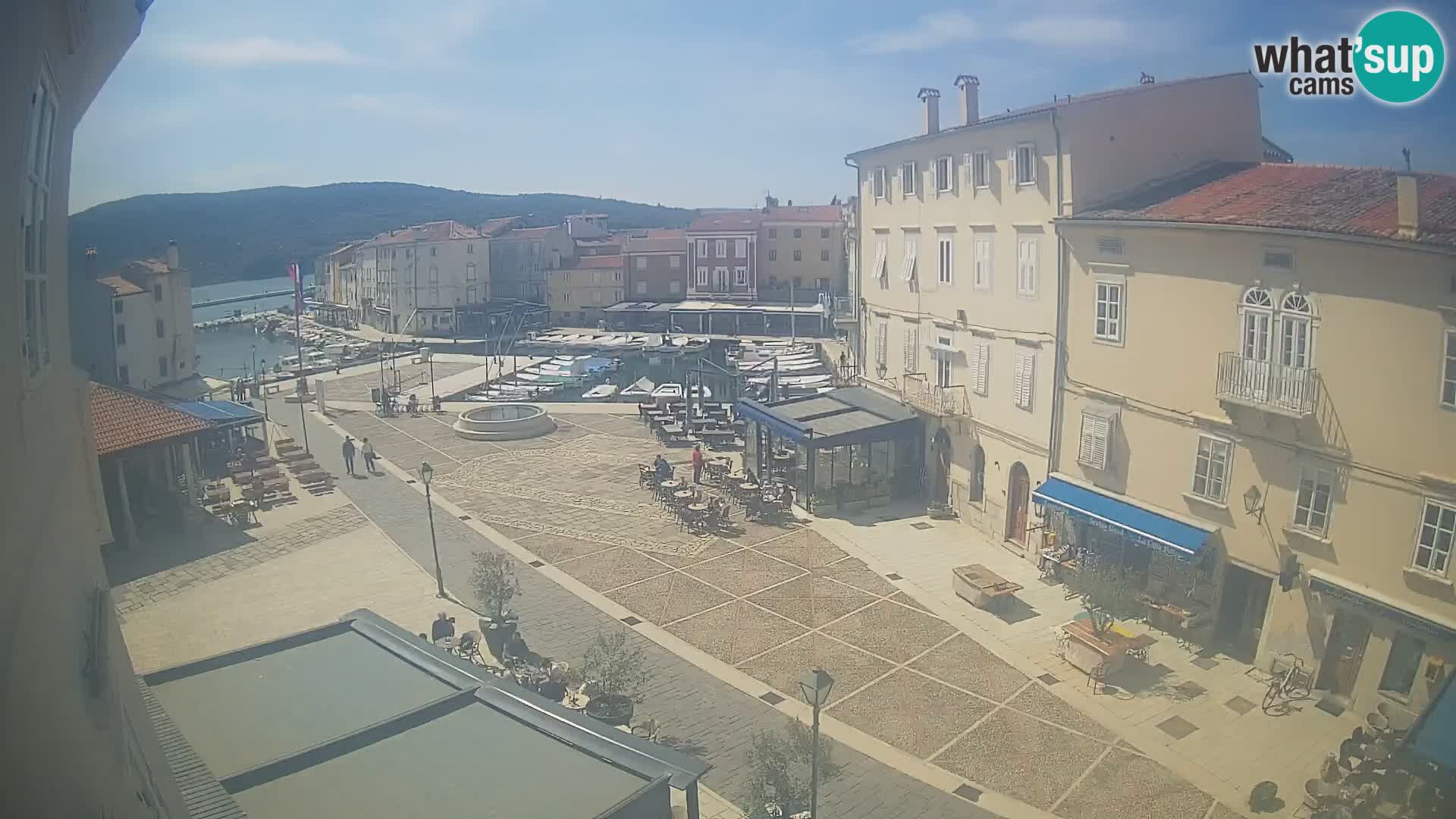 V ŽIVO spletna kamera Cres mesto – glavni trg in “mandrač” – otok Cres – Hrvaška