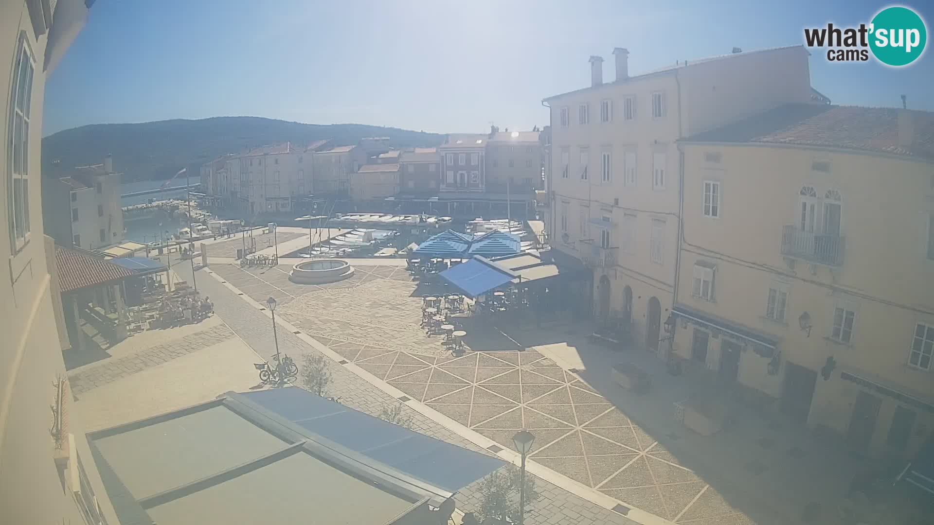 V ŽIVO spletna kamera Cres mesto – glavni trg in “mandrač” – otok Cres – Hrvaška