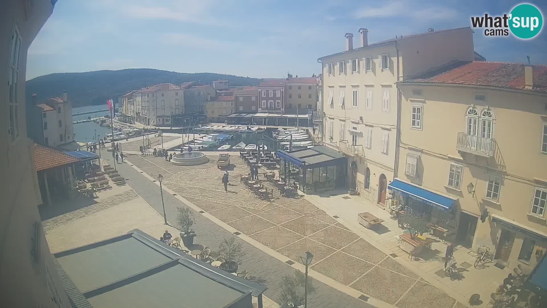 V ŽIVO spletna kamera Cres mesto – glavni trg in “mandrač” – otok Cres – Hrvaška