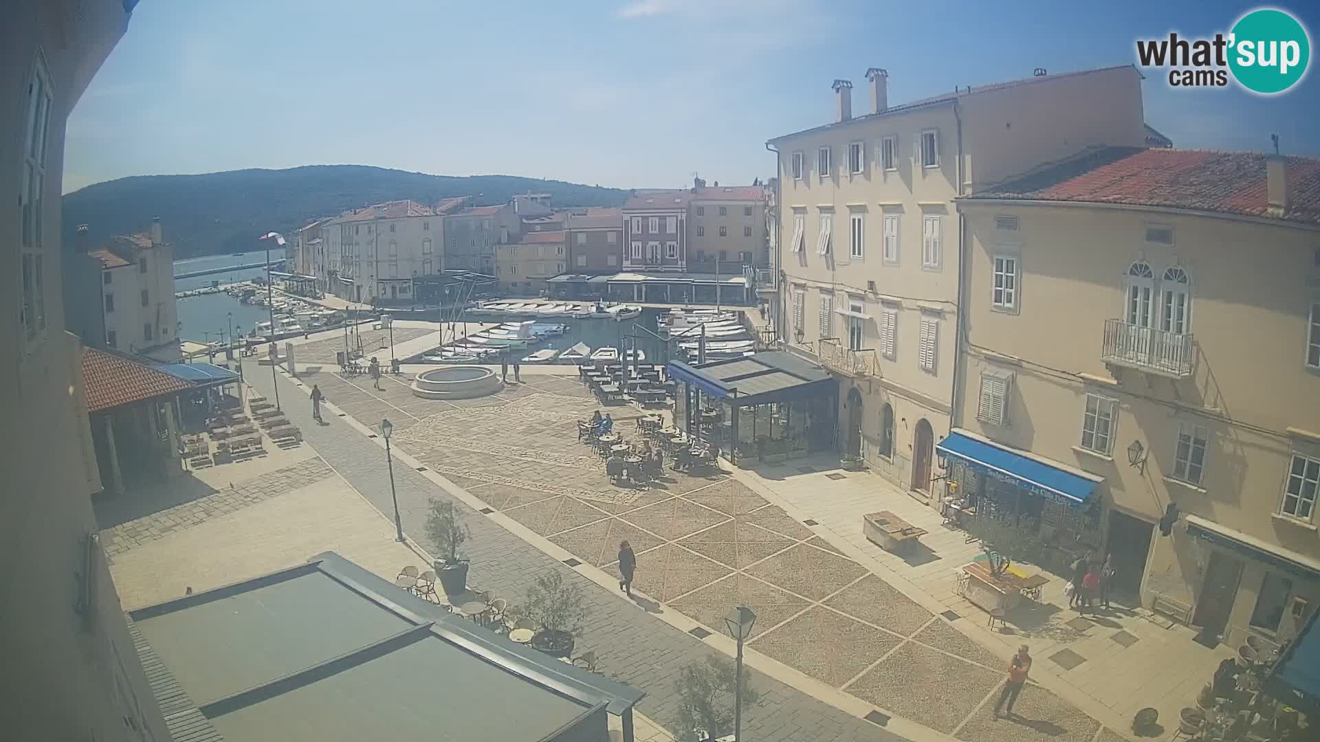 V ŽIVO spletna kamera Cres mesto – glavni trg in “mandrač” – otok Cres – Hrvaška