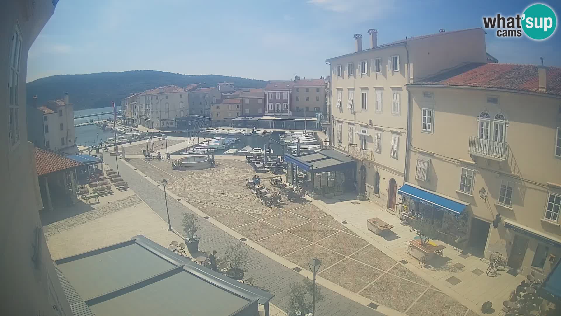 V ŽIVO spletna kamera Cres mesto – glavni trg in “mandrač” – otok Cres – Hrvaška