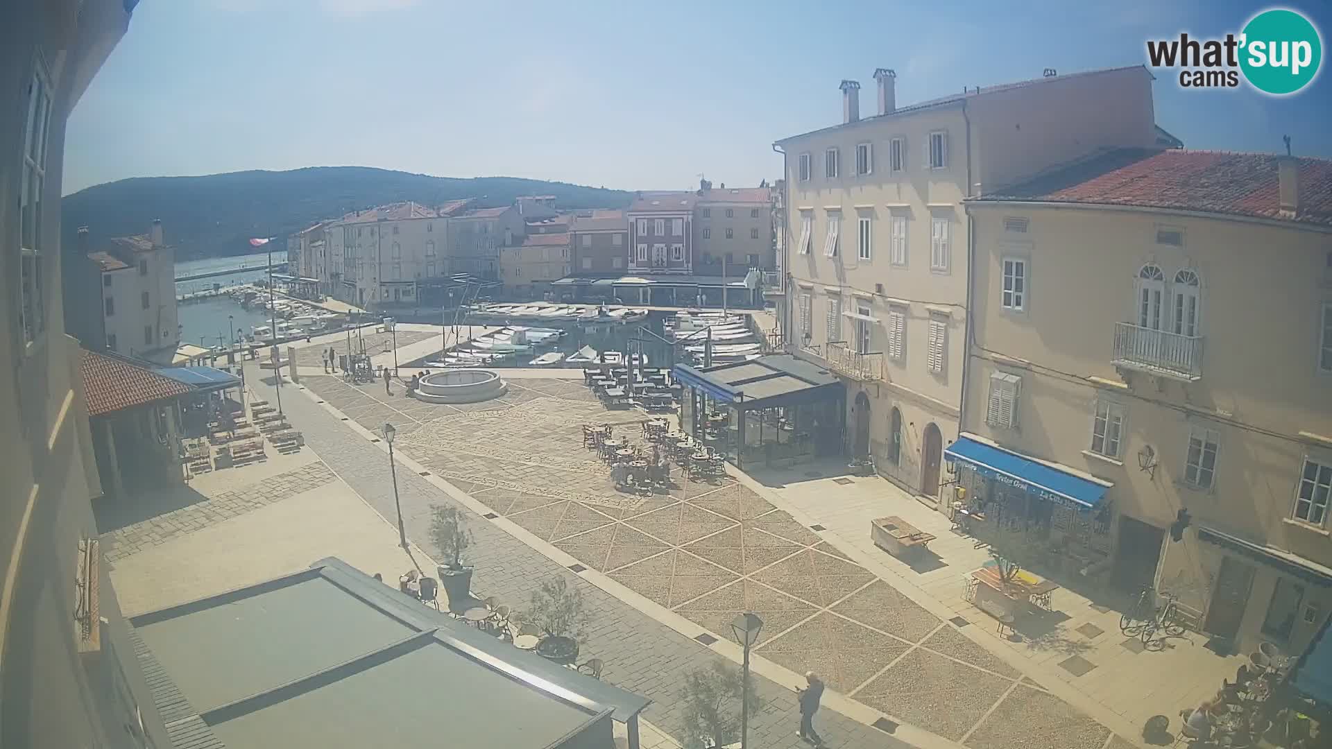 Cámara en vivo ciudad de Cres – plaza principal y “mandrač” – isla de Cres – Croacia