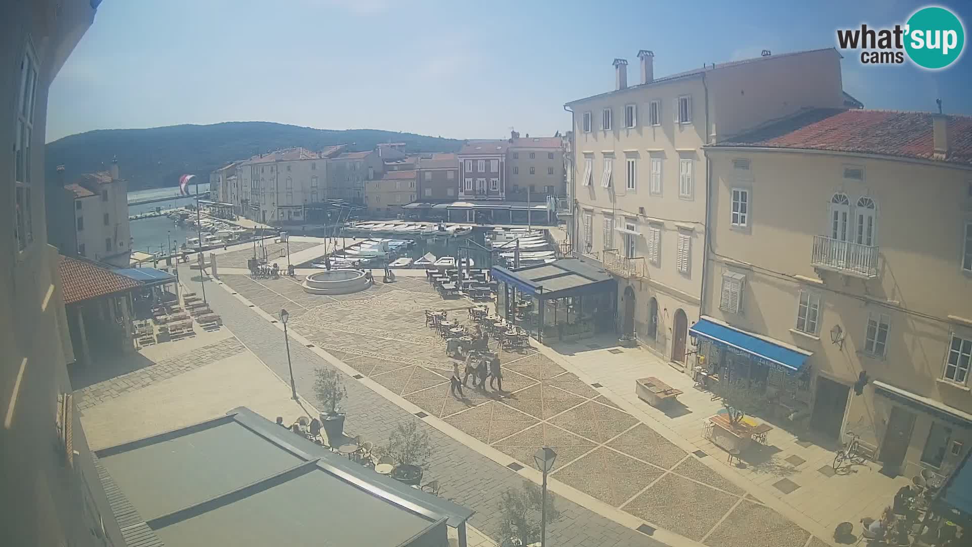 Web kamera Grad Cres – glavni trg i “mandrač” – otok Cres