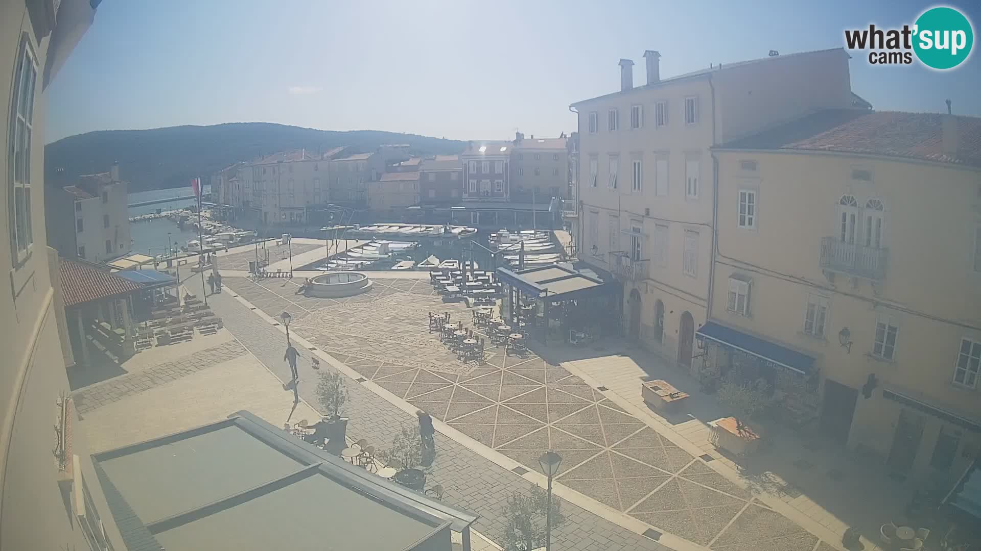 V ŽIVO spletna kamera Cres mesto – glavni trg in “mandrač” – otok Cres – Hrvaška