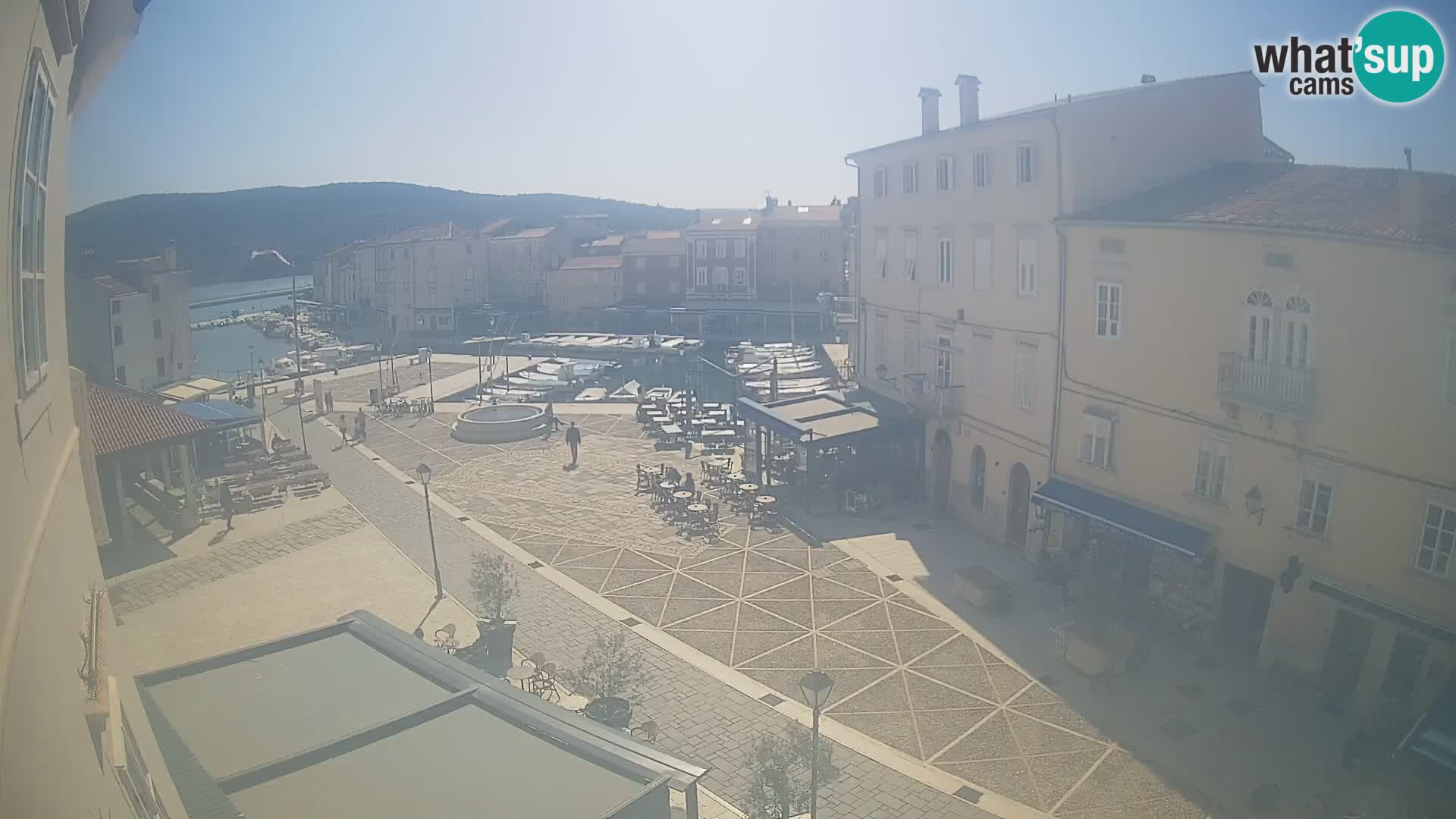 V ŽIVO spletna kamera Cres mesto – glavni trg in “mandrač” – otok Cres – Hrvaška