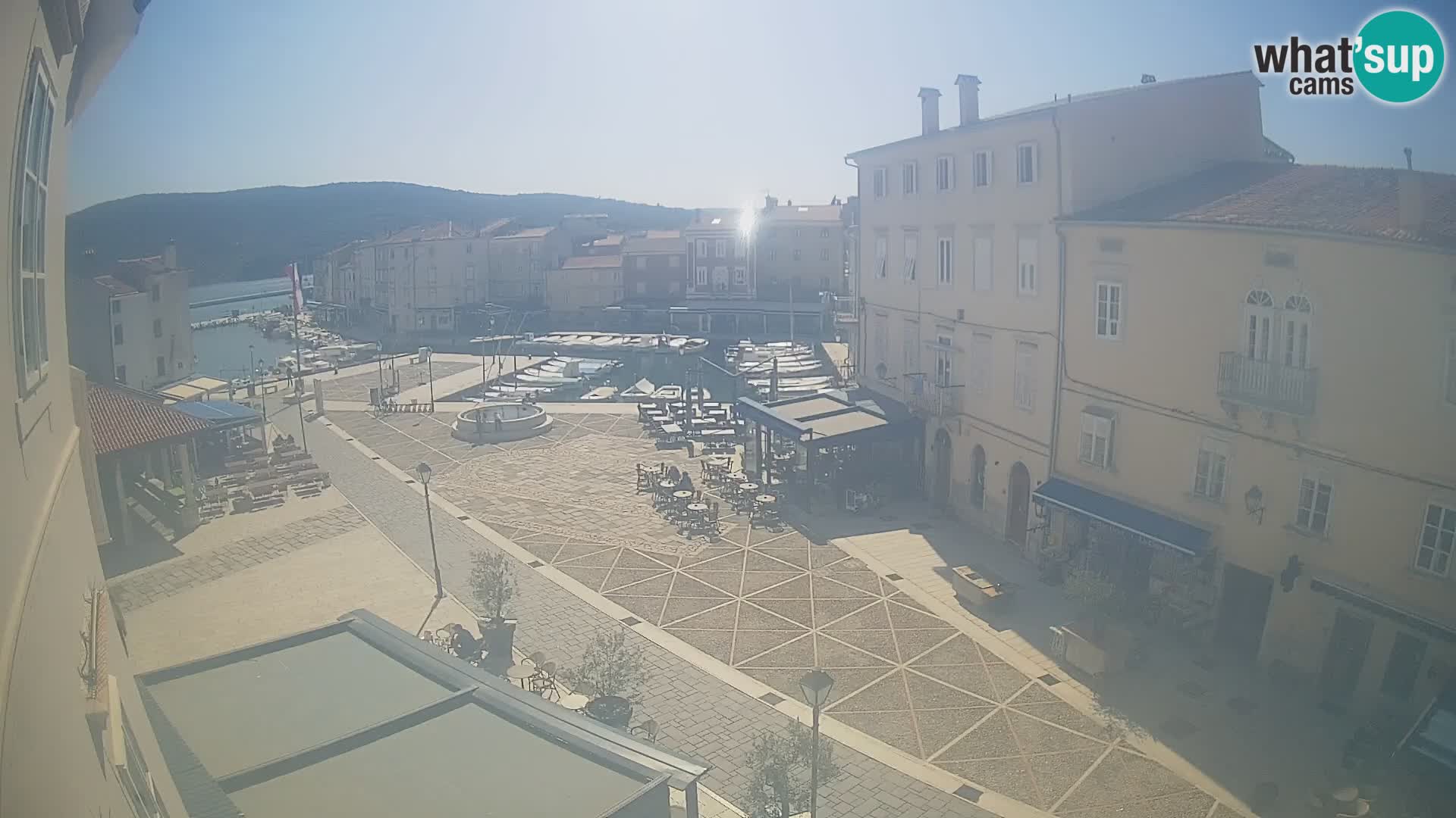 LIVE cam Cres city – place principale et “mandrač” – île de Cres – Croatie