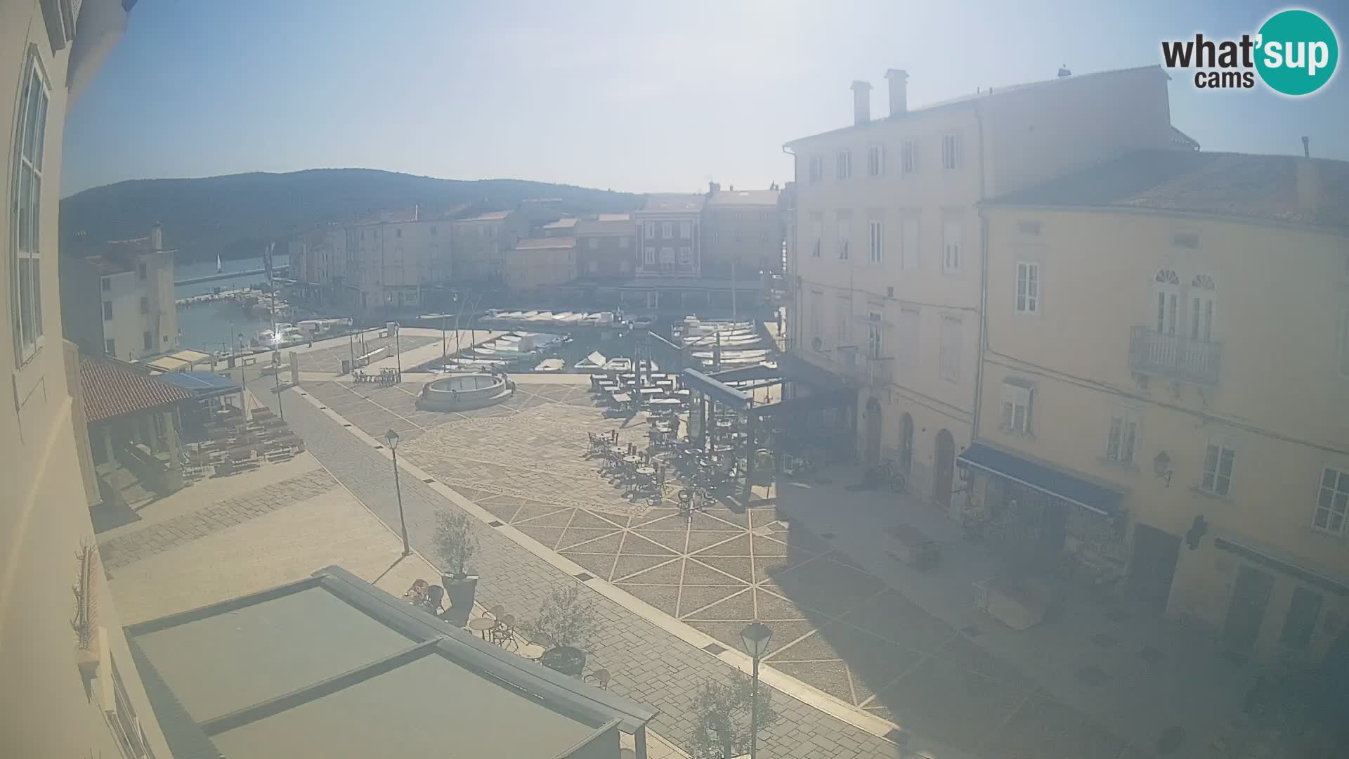Web kamera Grad Cres – glavni trg i “mandrač” – otok Cres