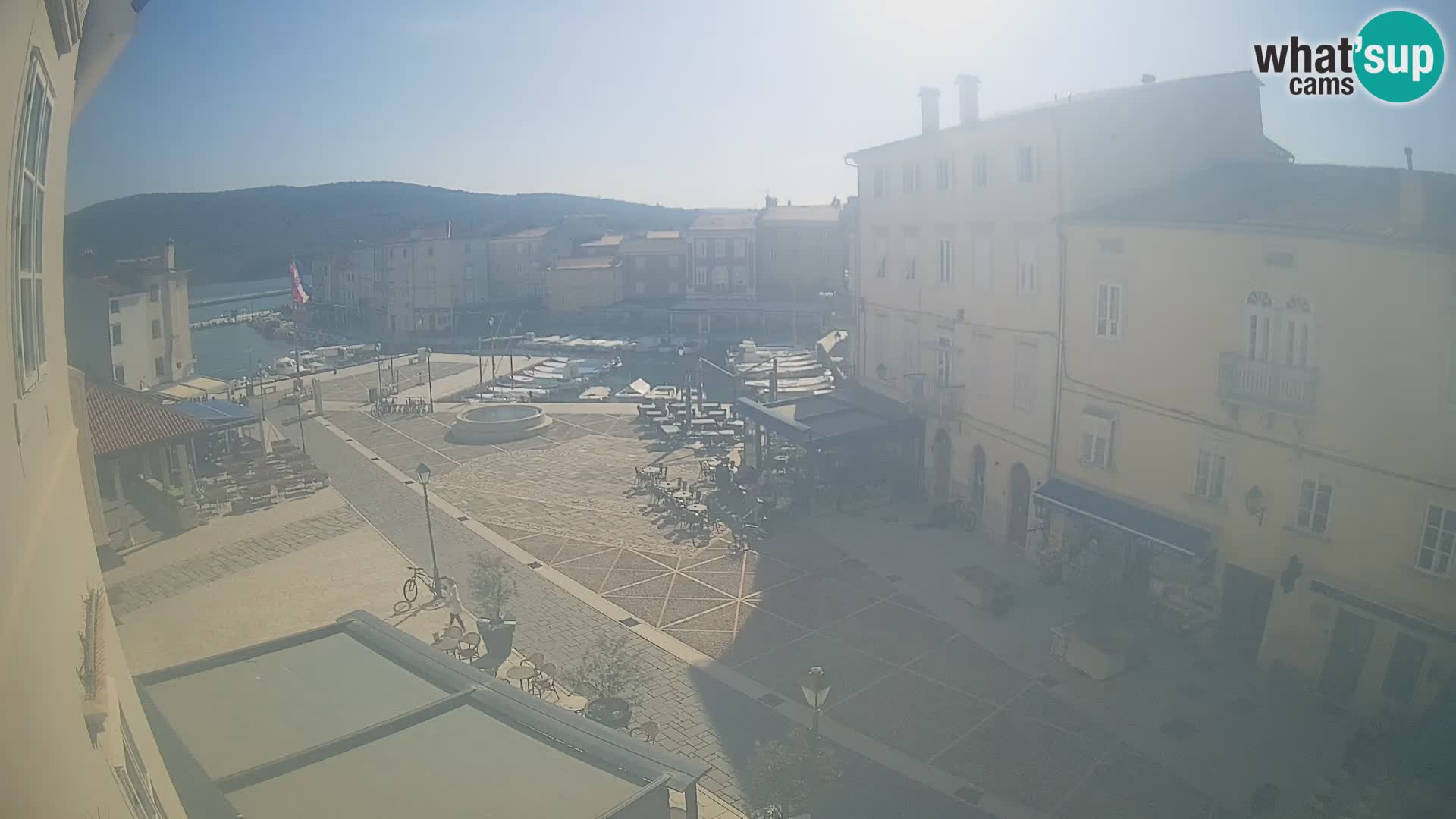 V ŽIVO spletna kamera Cres mesto – glavni trg in “mandrač” – otok Cres – Hrvaška