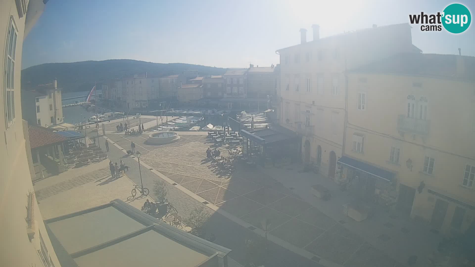 Web kamera Grad Cres – glavni trg i “mandrač” – otok Cres