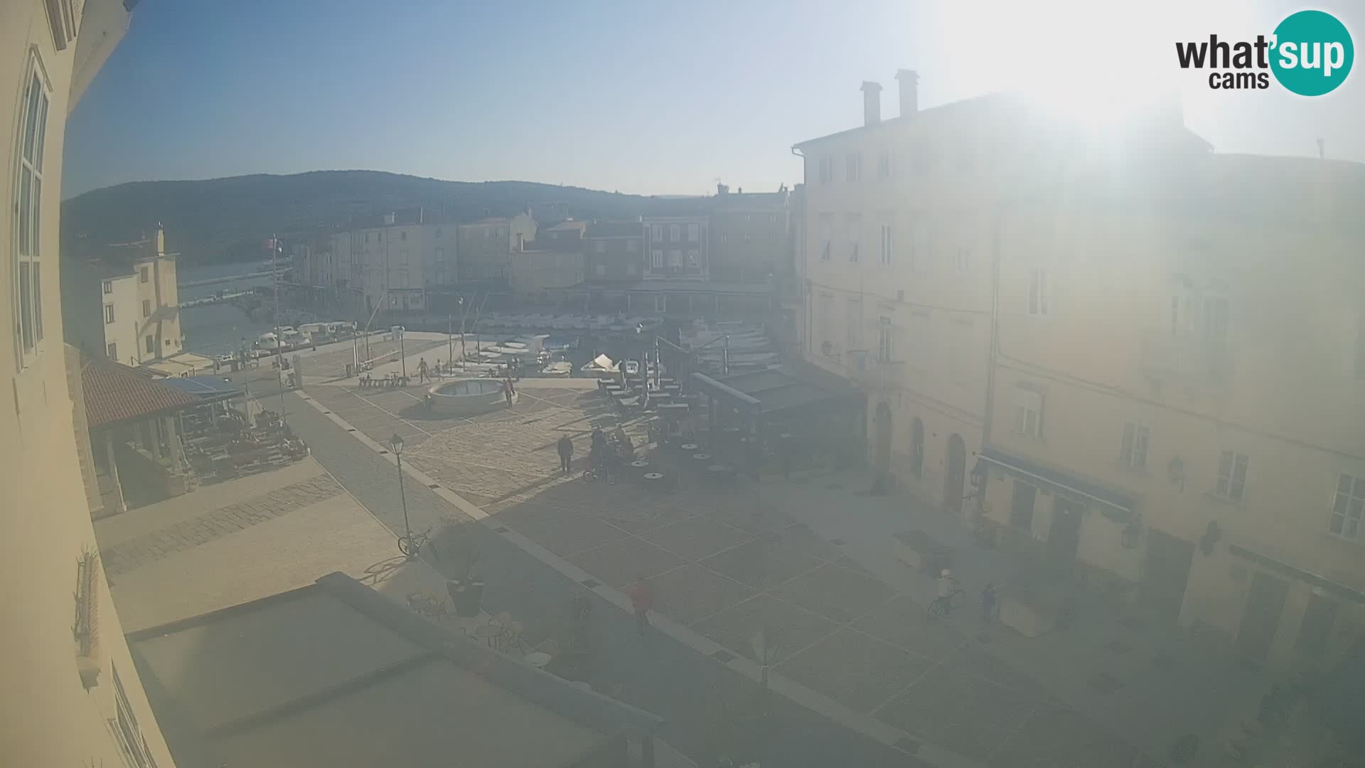 Web kamera Grad Cres – glavni trg i “mandrač” – otok Cres