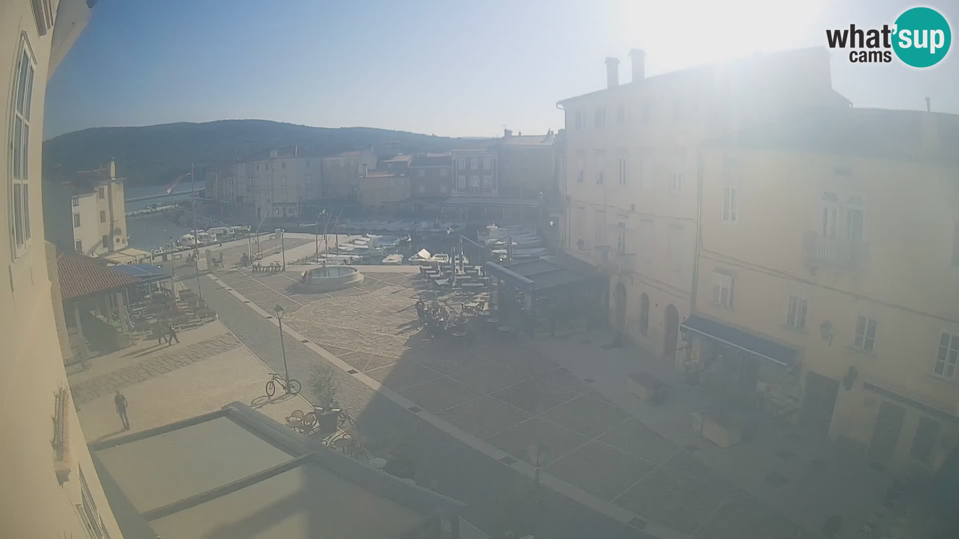 V ŽIVO spletna kamera Cres mesto – glavni trg in “mandrač” – otok Cres – Hrvaška