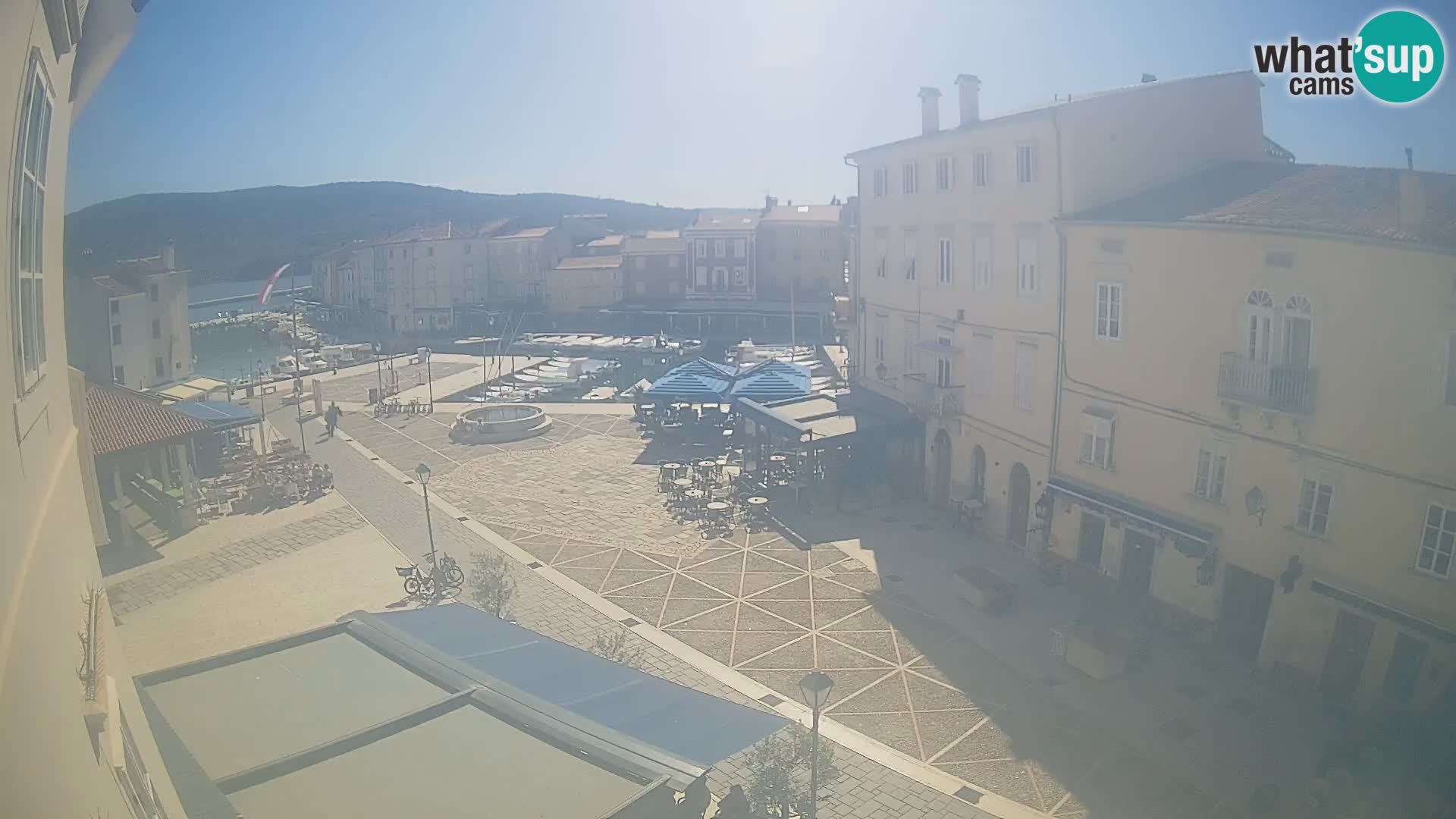 V ŽIVO spletna kamera Cres mesto – glavni trg in “mandrač” – otok Cres – Hrvaška