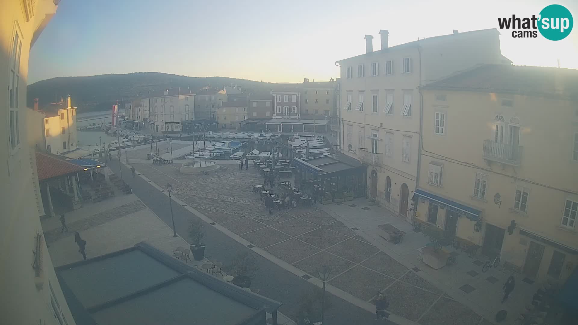 V ŽIVO spletna kamera Cres mesto – glavni trg in “mandrač” – otok Cres – Hrvaška