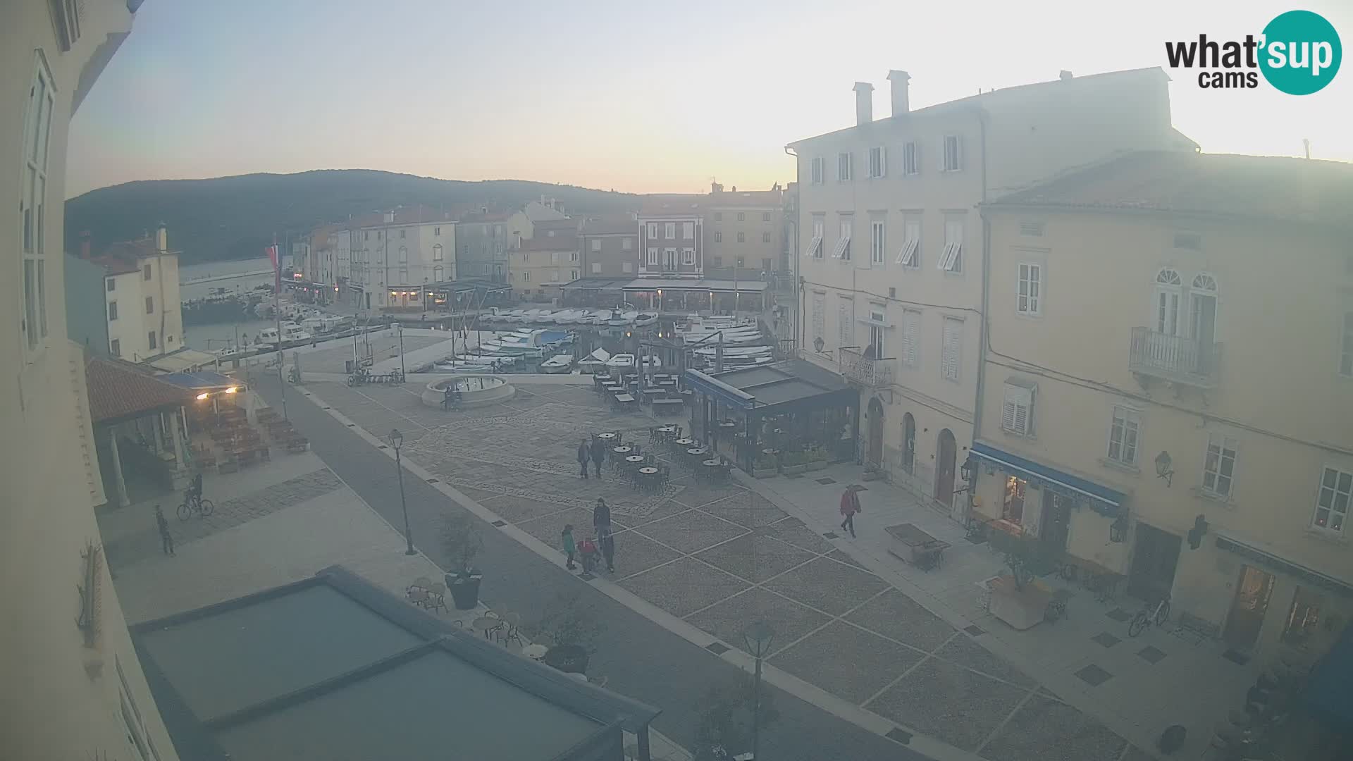 Web kamera Grad Cres – glavni trg i “mandrač” – otok Cres