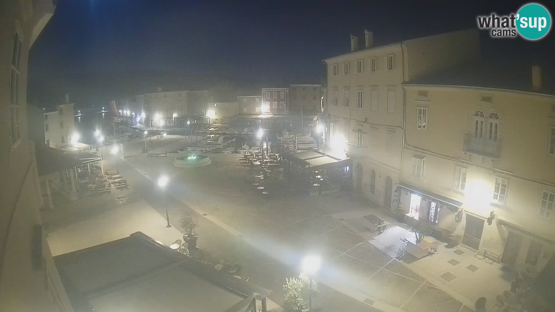 V ŽIVO spletna kamera Cres mesto – glavni trg in “mandrač” – otok Cres – Hrvaška