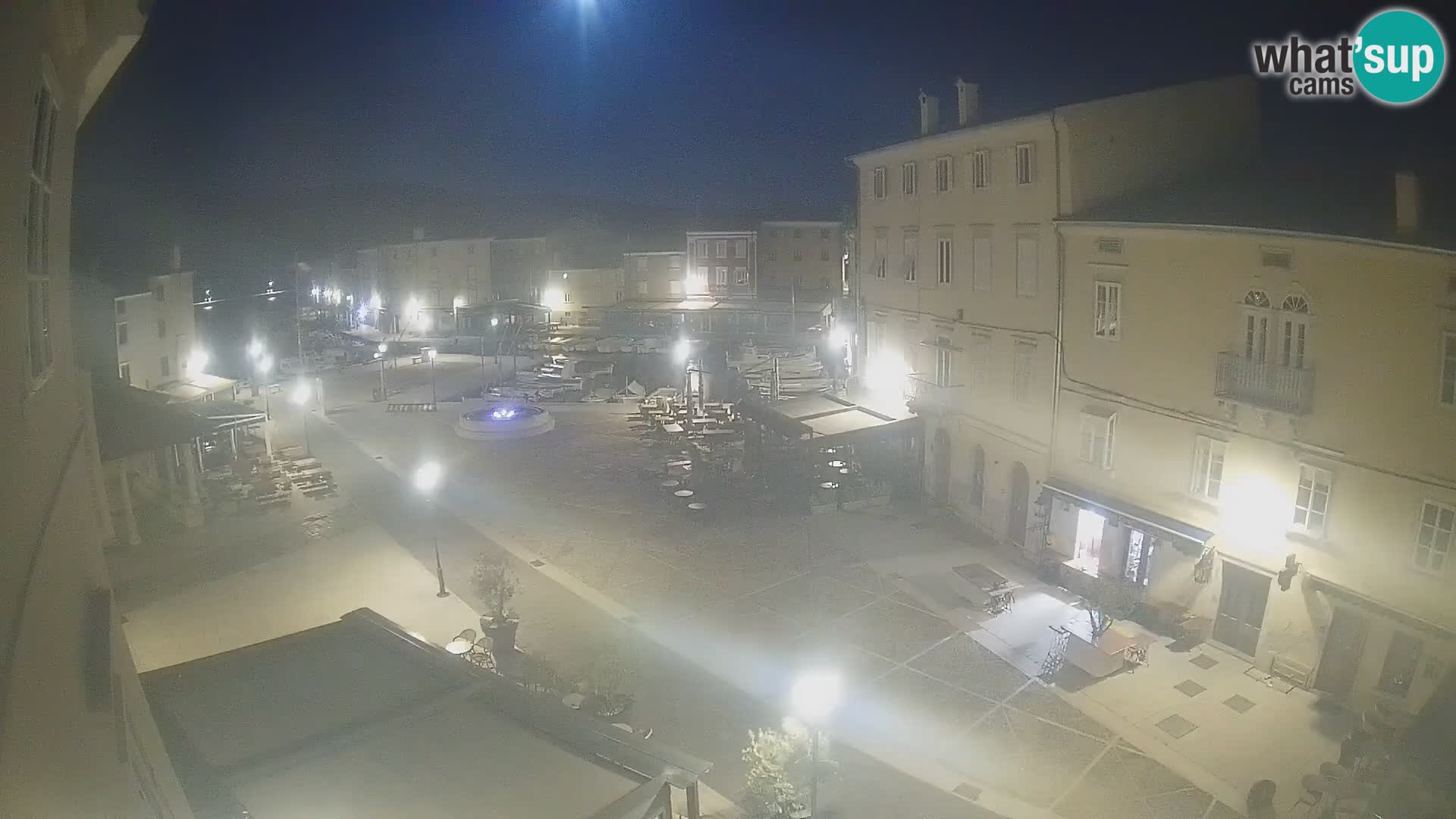 V ŽIVO spletna kamera Cres mesto – glavni trg in “mandrač” – otok Cres – Hrvaška