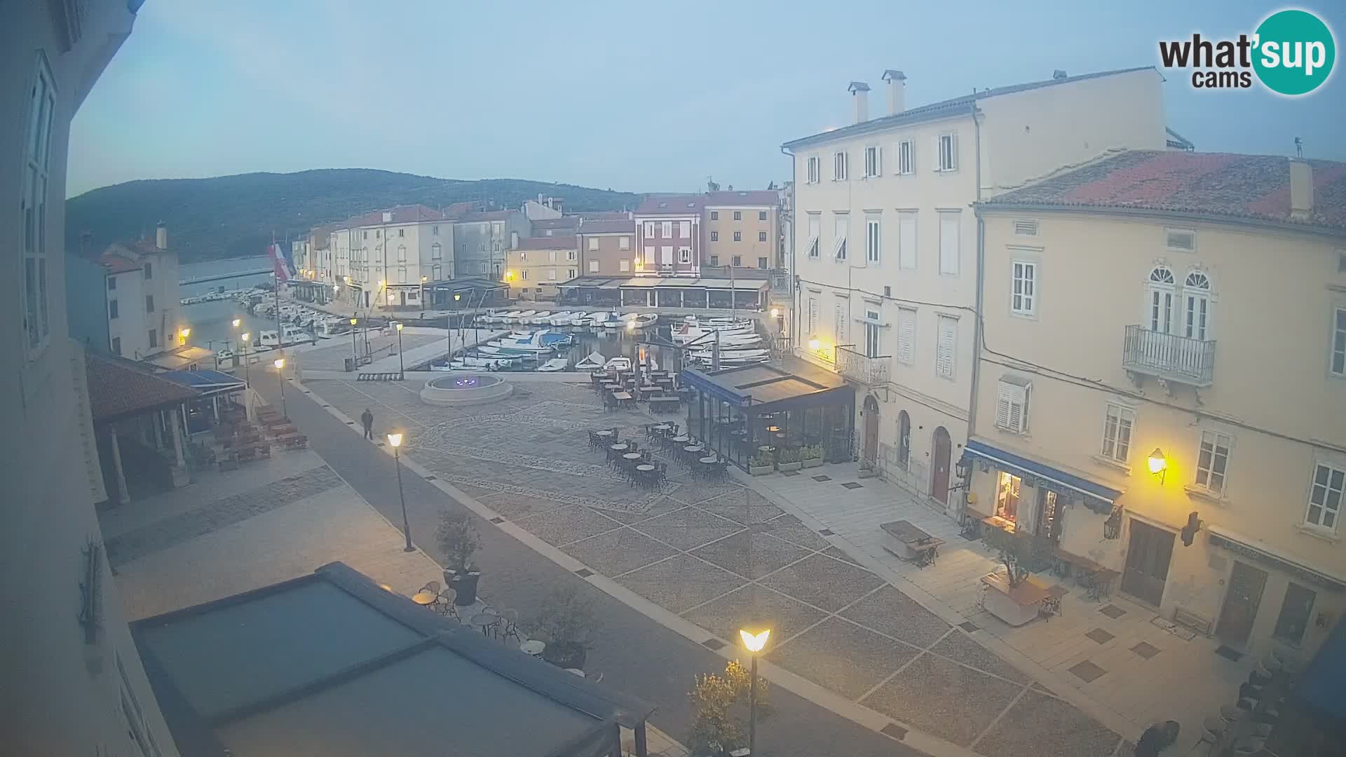 Kamera v ŽIVO Cres mesto – glavni trg in “mandrač” – otok Cres – Hrvaška