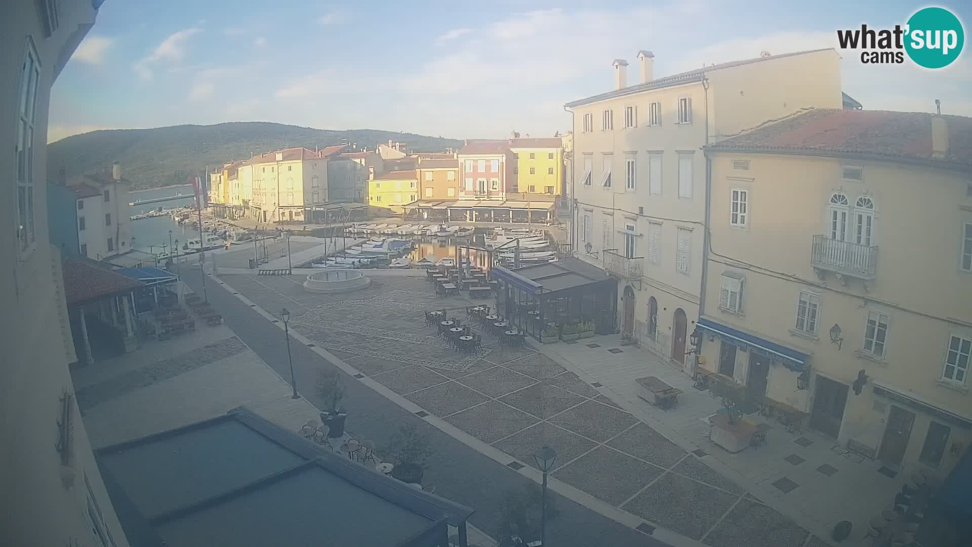 V ŽIVO spletna kamera Cres mesto – glavni trg in “mandrač” – otok Cres – Hrvaška