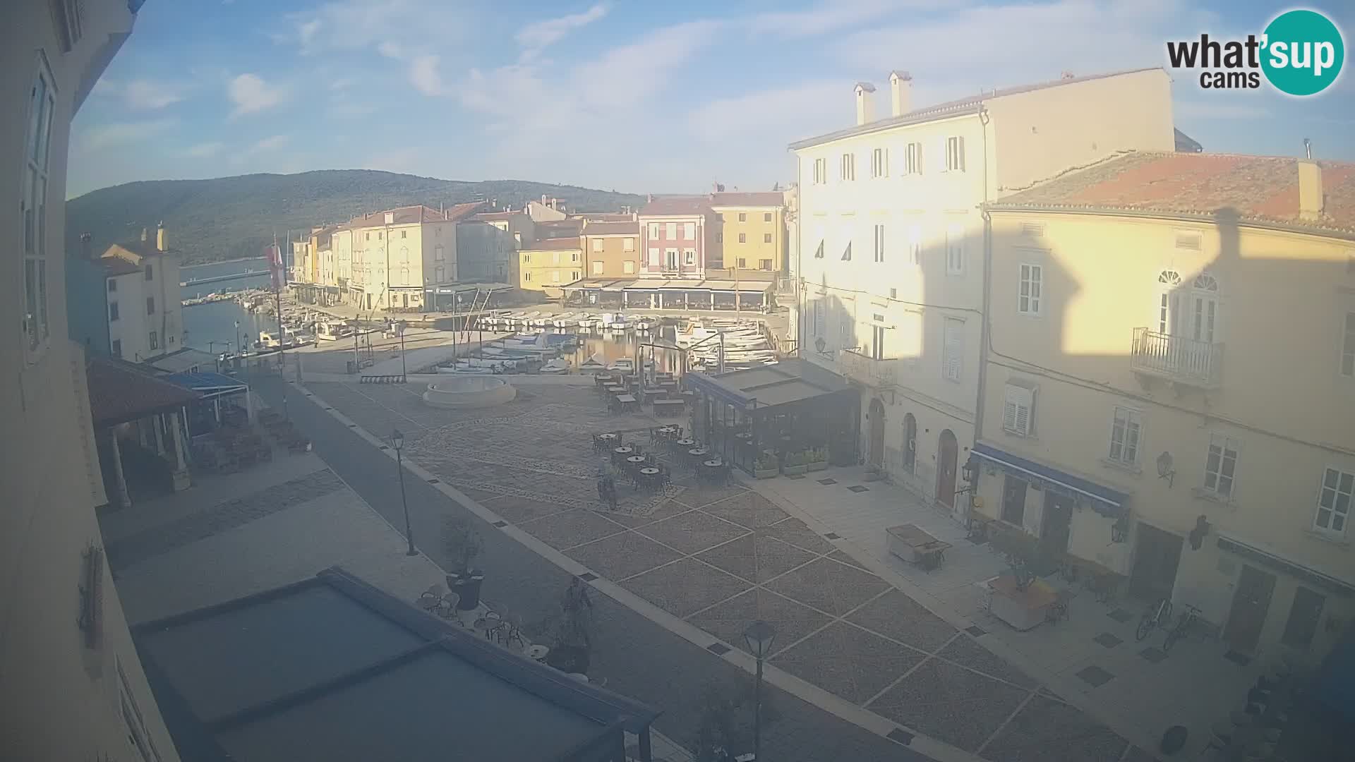V ŽIVO spletna kamera Cres mesto – glavni trg in “mandrač” – otok Cres – Hrvaška