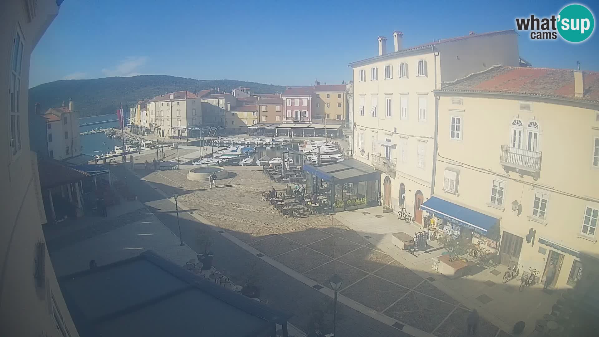 Web kamera Grad Cres – glavni trg i “mandrač” – otok Cres