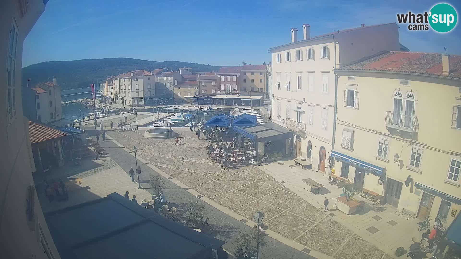 Web kamera Grad Cres – glavni trg i “mandrač” – otok Cres