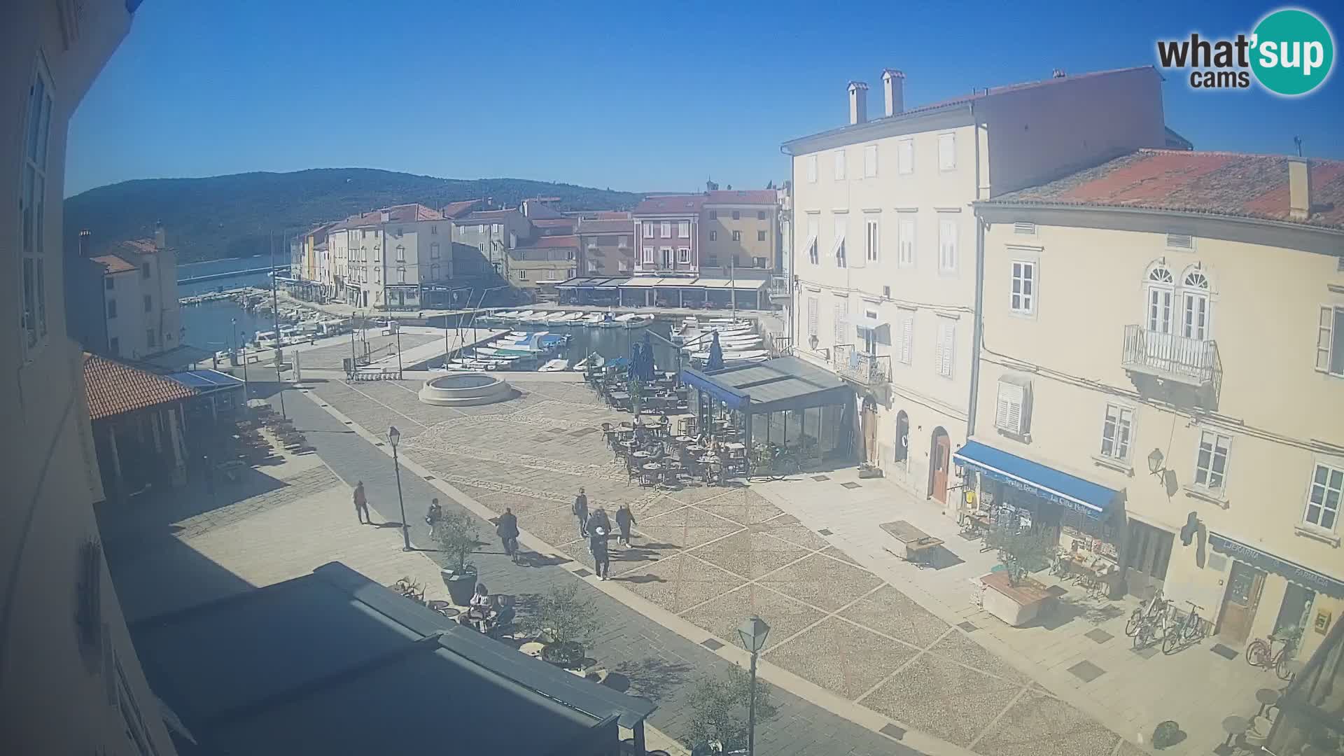 V ŽIVO spletna kamera Cres mesto – glavni trg in “mandrač” – otok Cres – Hrvaška