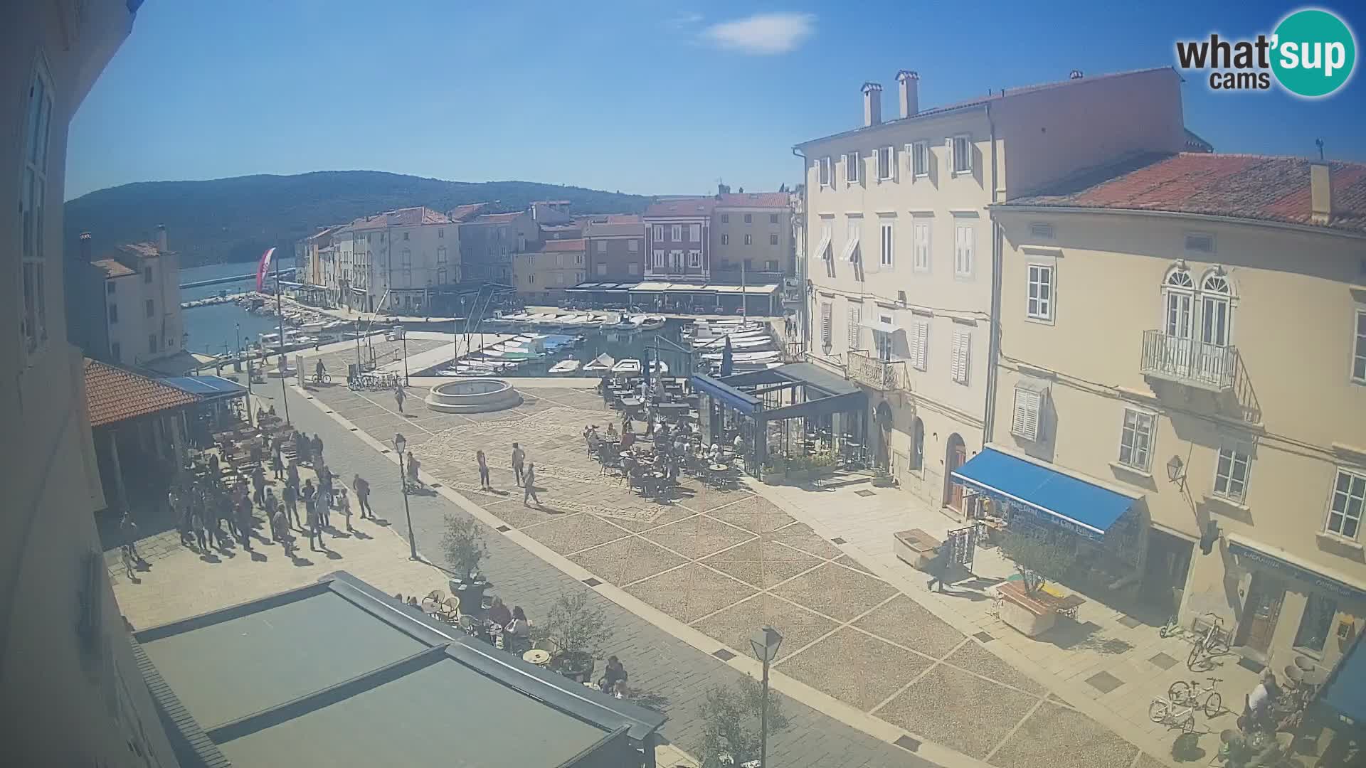 Kamera v ŽIVO Cres mesto – glavni trg in “mandrač” – otok Cres – Hrvaška